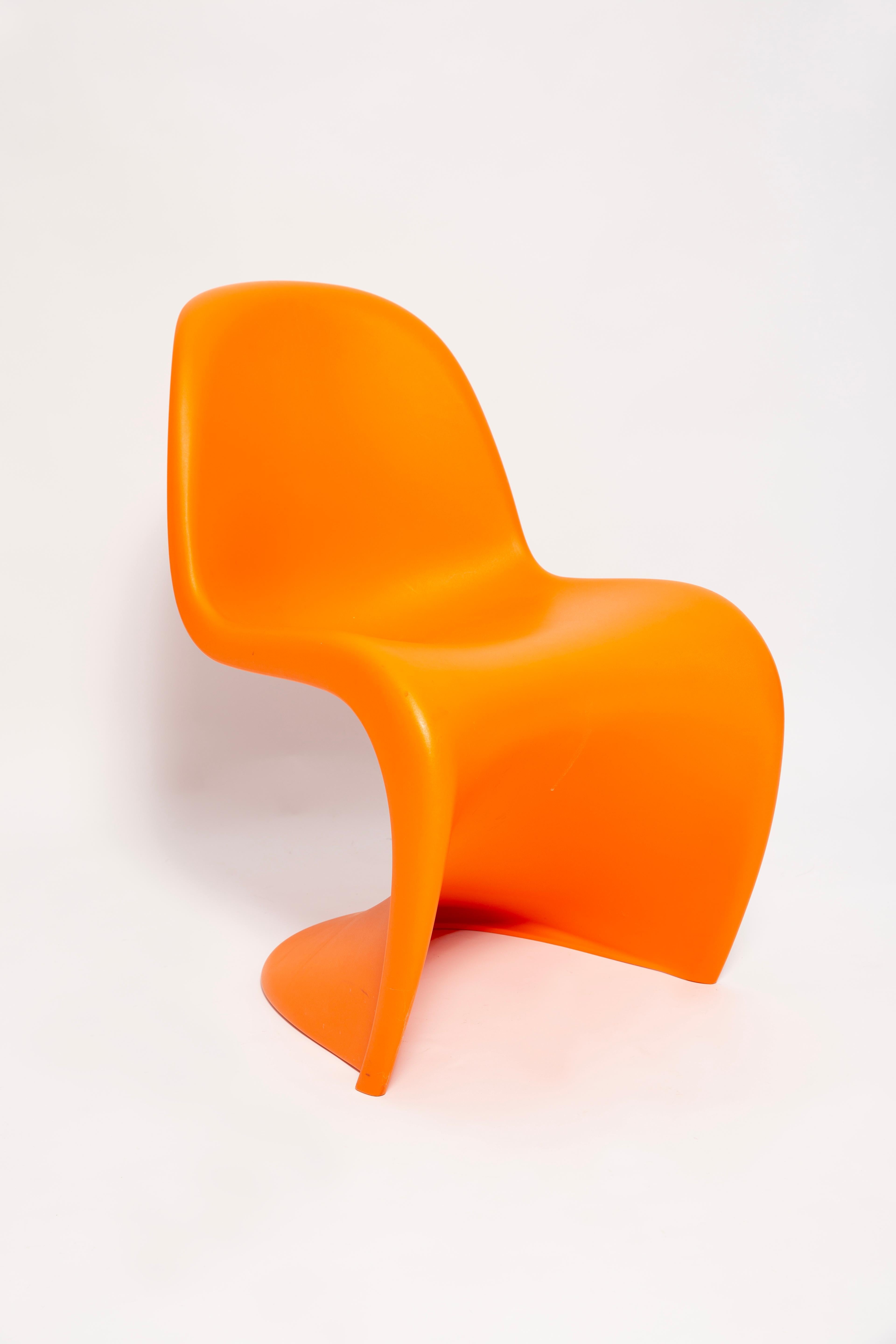 Erstaunlicher Vitra Verner Panton S Junior Chair, hergestellt im Jahr 2009. Dieser verspielte Stuhl ist eine Neuinterpretation eines der kultigsten Möbelentwürfe des 20. Jahrhunderts. Der Panton Chair wurde in den 1960er Jahren entwickelt und war