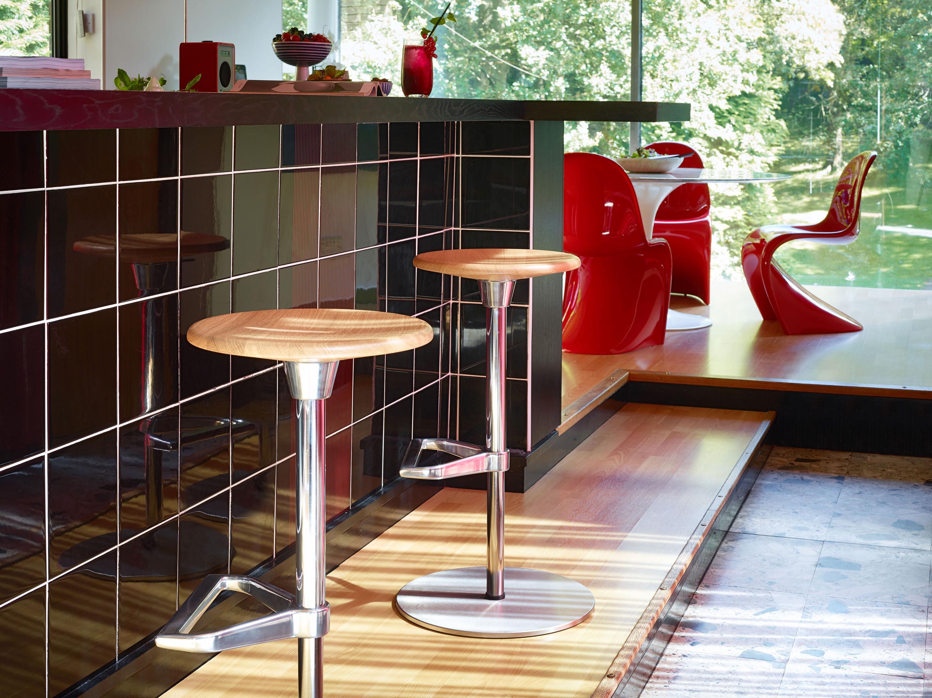 Le tabouret Zeb d'Edward Barber et Jay Osgerby présente un caractère classique et discret grâce à son assise en bois massif, ce qui en fait un choix parfait pour tout intérieur. Le siège pivotant et le système de suspension offrent un confort