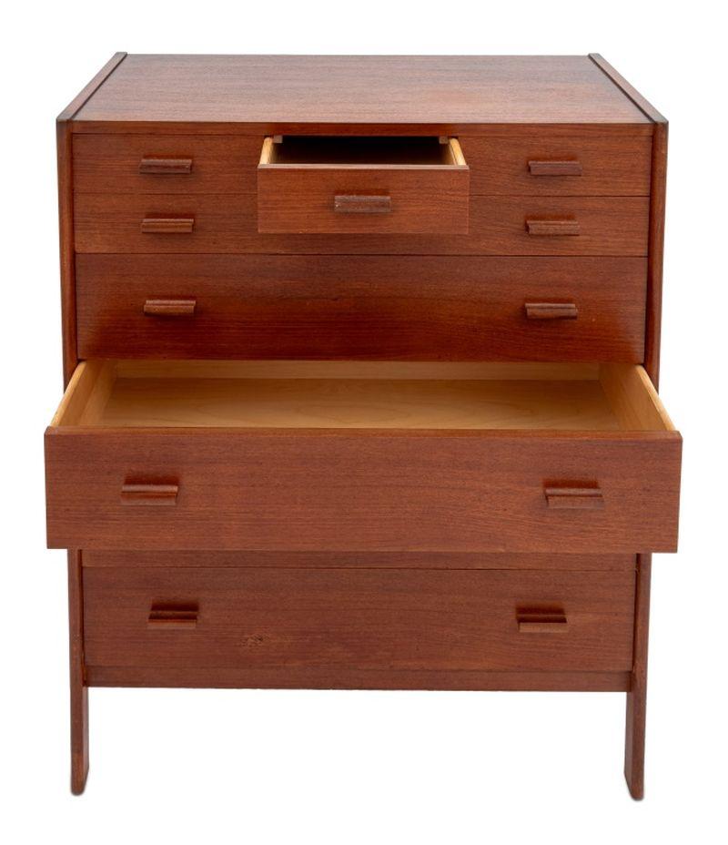 Vitre Danish Modern Teak Chest of Drawers, three short drawers above five long drawers, label to reverse. 41.25
