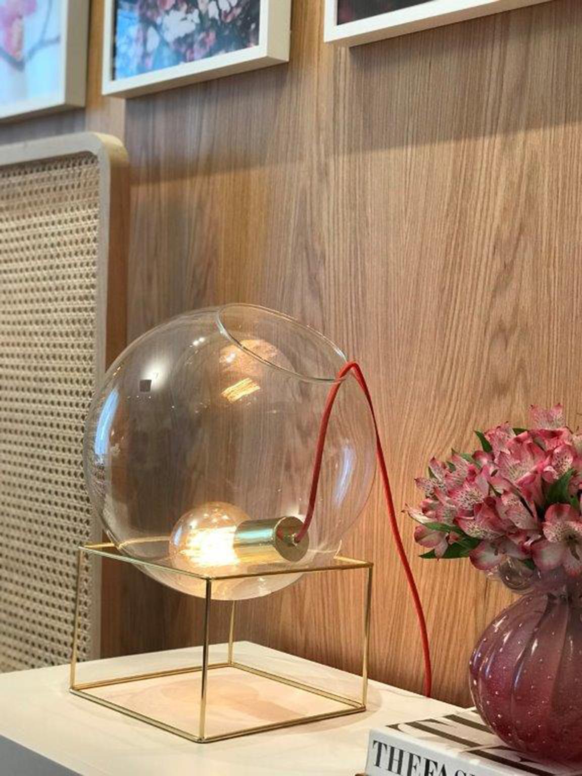 Brésilien Lampe de table minimaliste contemporaine en verre par Cristiana Bertolucci en vente