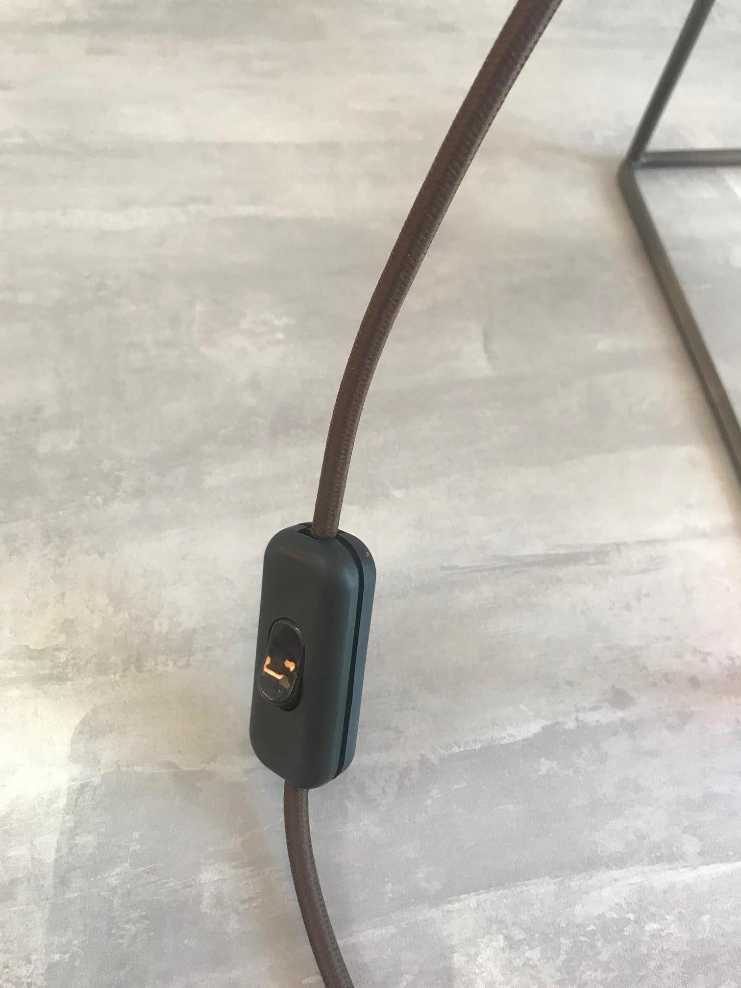 Laiton Lampe de table minimaliste contemporaine en verre par Cristiana Bertolucci en vente