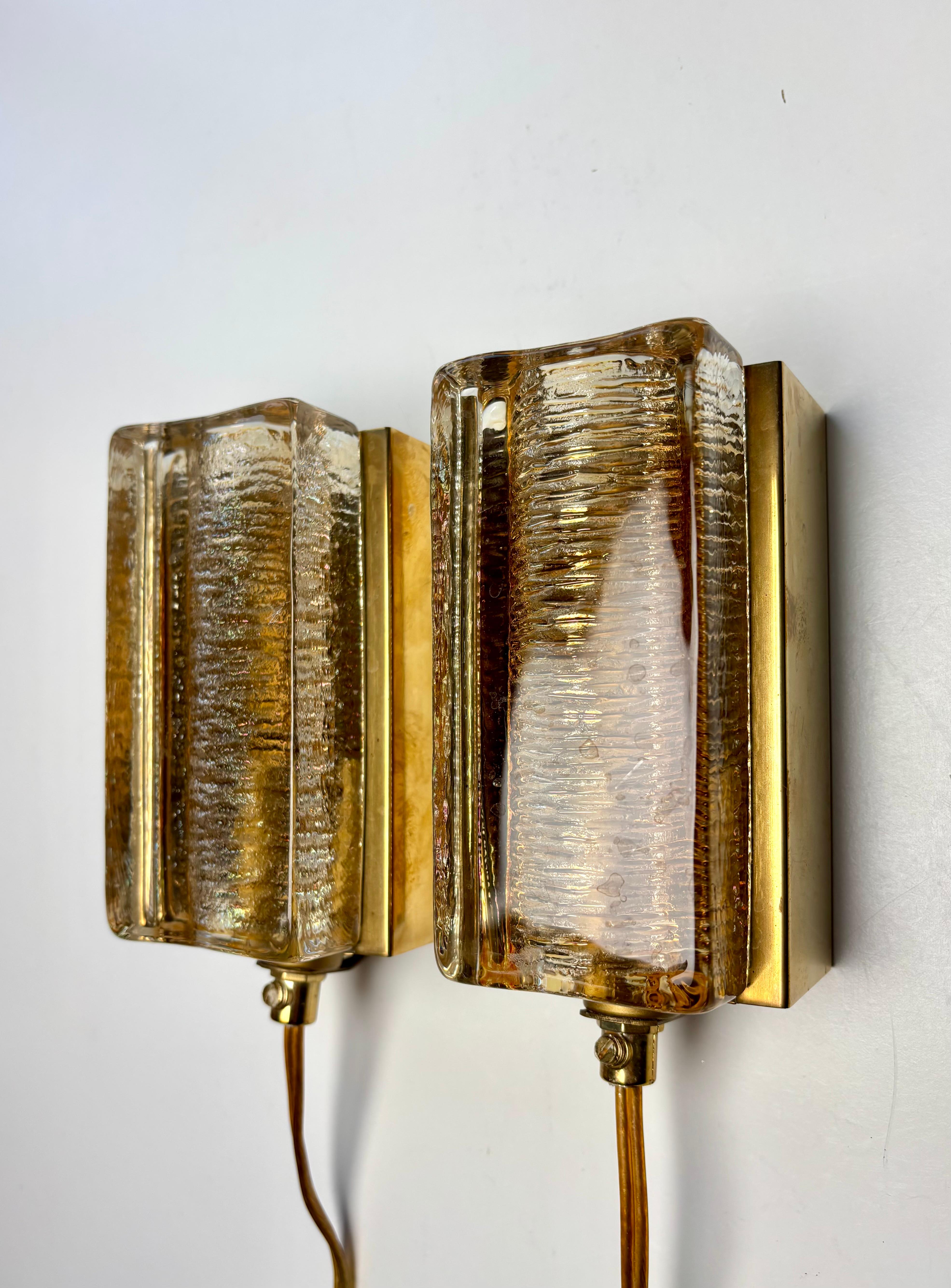 Appliques doubles modernes danoises en verre doré massif sur une monture en laiton brillant. Produit par la société danoise Vitrika avec le verre Orrefors dans les années 1960.
10 articles disponibles, prix par article. Câblé pour une utilisation