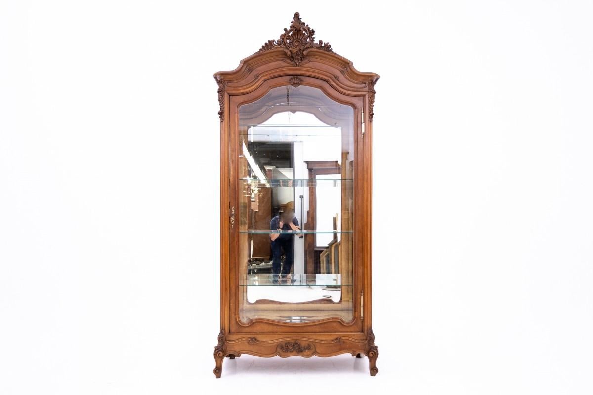 Vitrin, France, ca. 1900.

Very good condition.

Wood: walnut

Dimensions: height 260 cm / width 120 cm / depth 60 cm