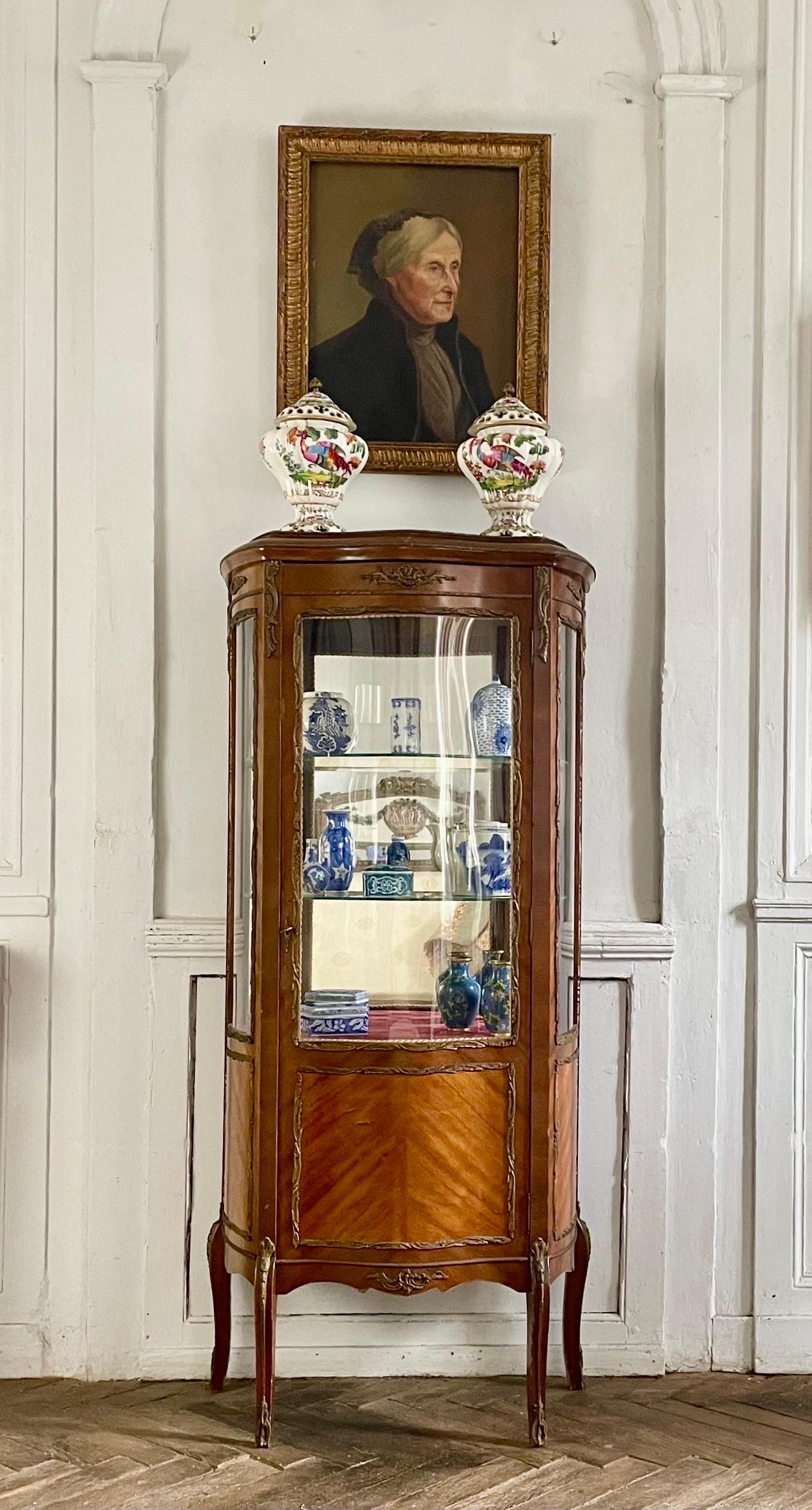 Magnifique vitrine à miroir en placage d'acajou marqueté de style Louis XV - époque Napoléon III - 19ème siècle.
Vitrine de charme aux dimensions idéales pour un bureau, une chambre, un salon, une entrée ou une galerie.
Meubles français élégants.