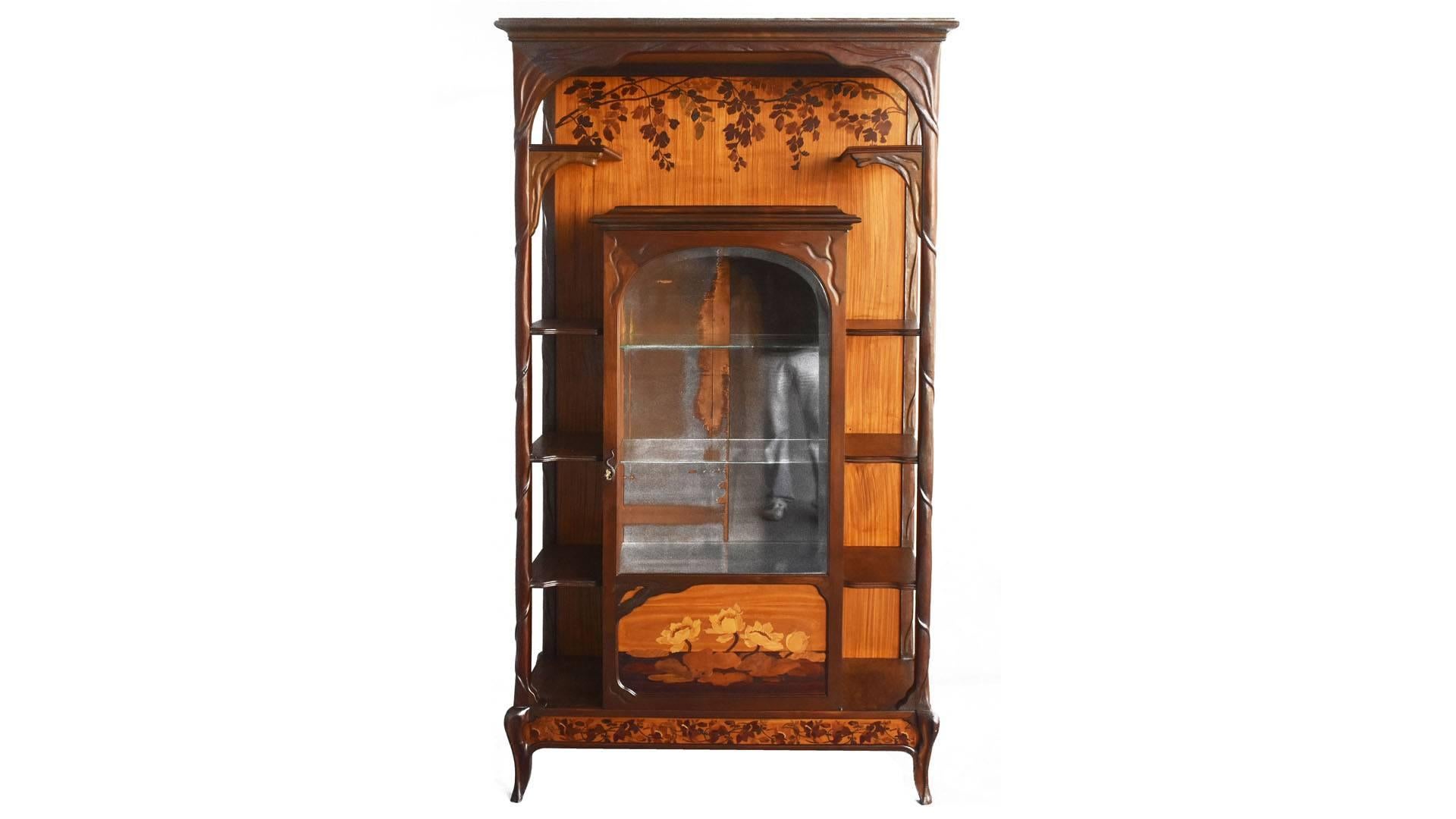  Art Nouveau Vitrine, 1900, in the style of Louis Majorelle (no trace of signatures), with foliage and water lilies decorations.
Total Height : 200cm 
 Width : 112cm
Depth: 41cm. 
Elegant marquetery, naturalist lock entrance with a lezard