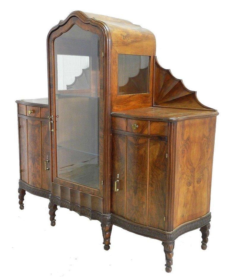 Vitrine cabinet, circa 1910 Art Nouveau Art Deco one of a kind sideboard
Original beveled glass door
Figured burr walnut
Scalloped edges
With key
Italian inspiration from antique grotto shell furniture and reminiscent of early 20th century