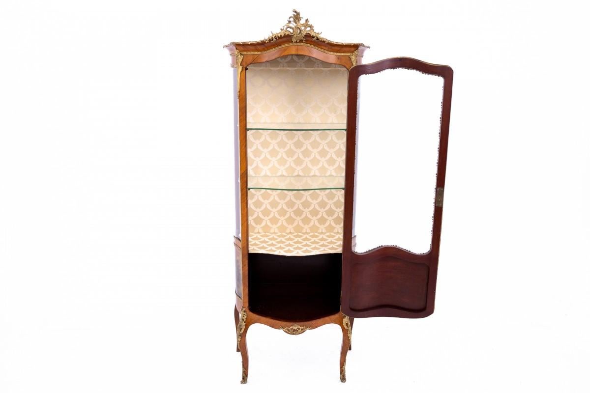 Vitrine inhabituelle de style Louis XV, France, vers 1910.

Très bon état, après une rénovation professionnelle.

Bois : noyer

dimensions : hauteur : profondeur : 45 cm x largeur : 74 cm, hauteur : 180 cm