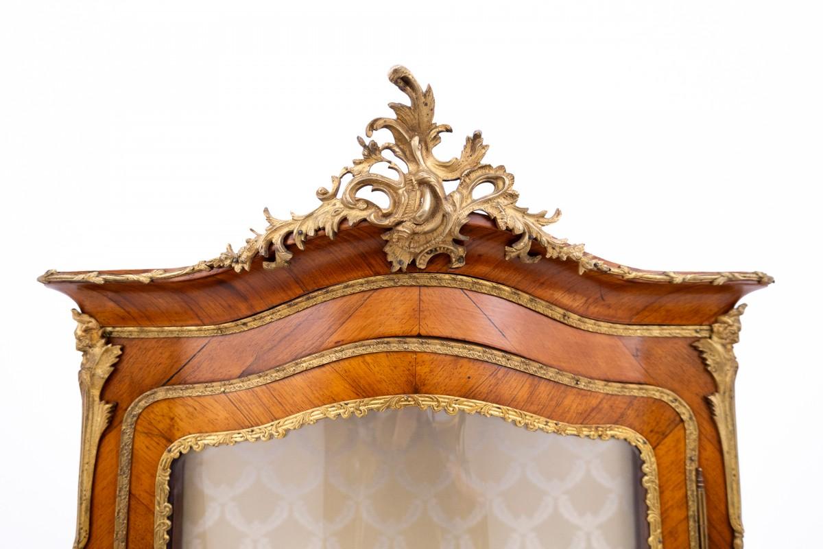 French Vitrine cabinet in the Louis XV style, France, circa 1910. After reno For Sale