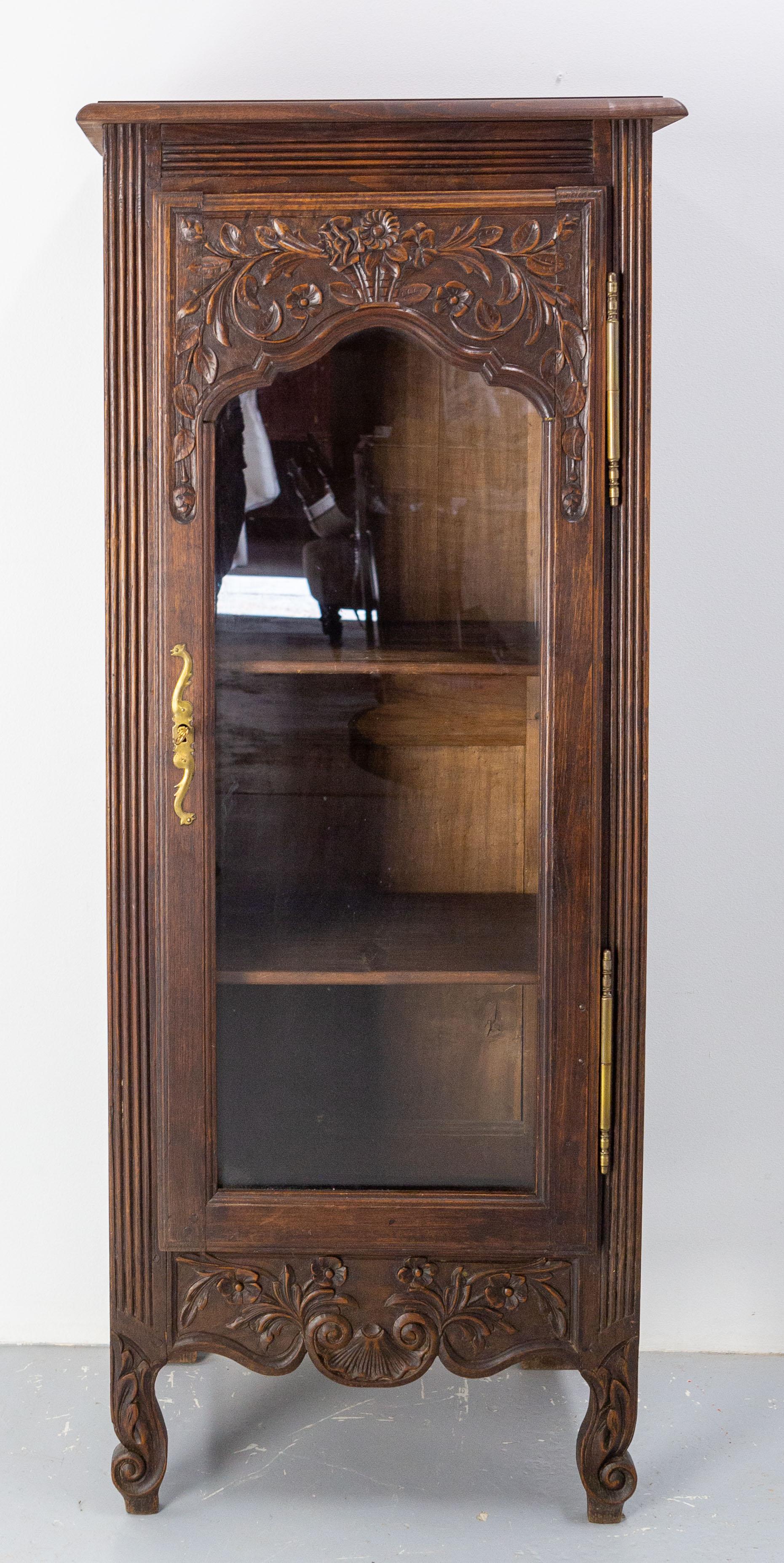 Louis XV style French vitrine, circa 1890.
One door and two shelves
Good condition, 
A part of the top has been changed by our cabinet maker (quasi invisible, please see photos).
Minor signs of use and age.


