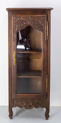 Vitrine aus Kastanienholz und Messing mit Pflanzenmotiven im Louis-XV-Stil, Französisch, um 1960