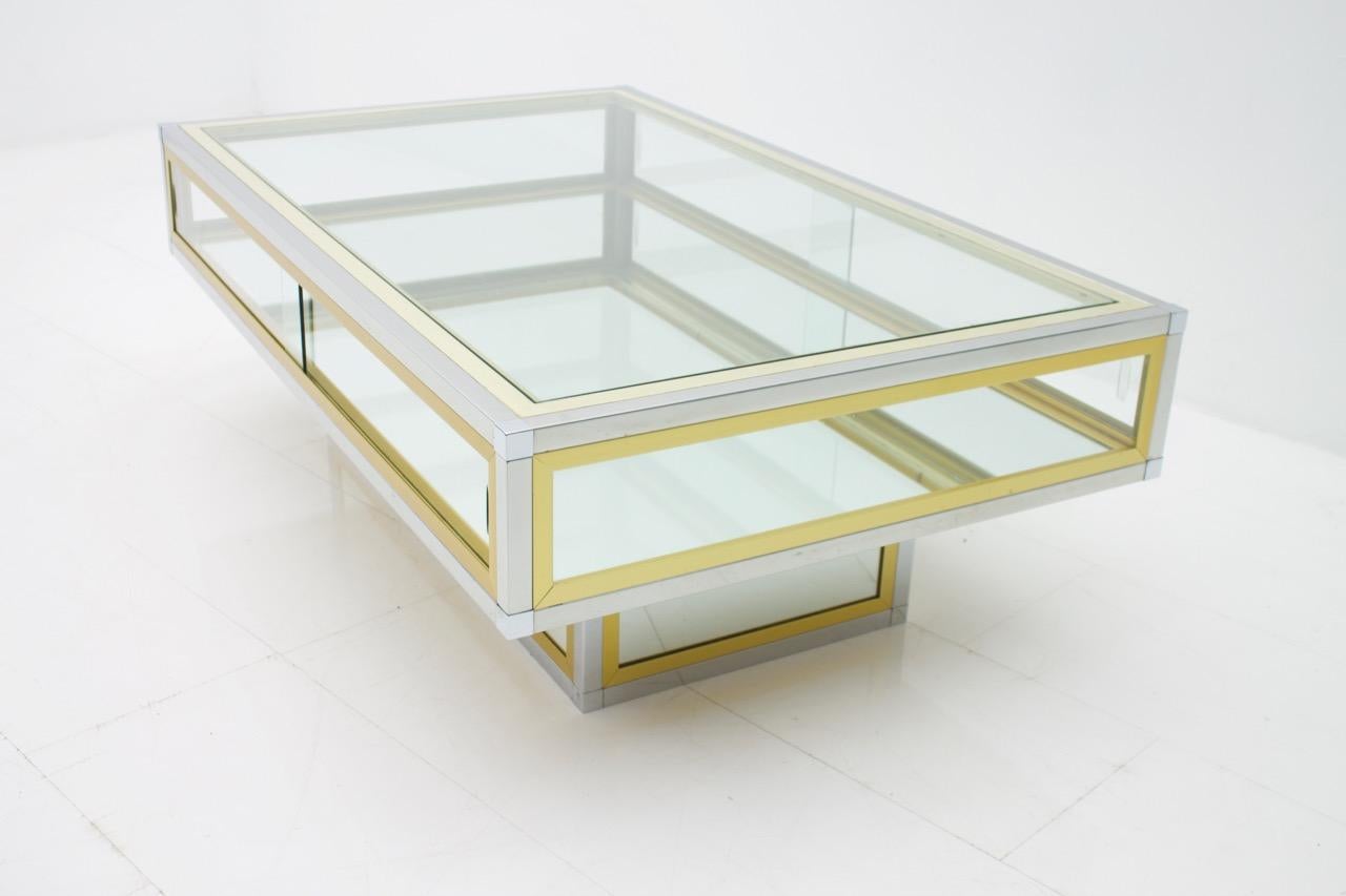 Beautiful vitrine coffee table in glass, mirror, brass and chrome and metal from France 1970s.

Good condition.