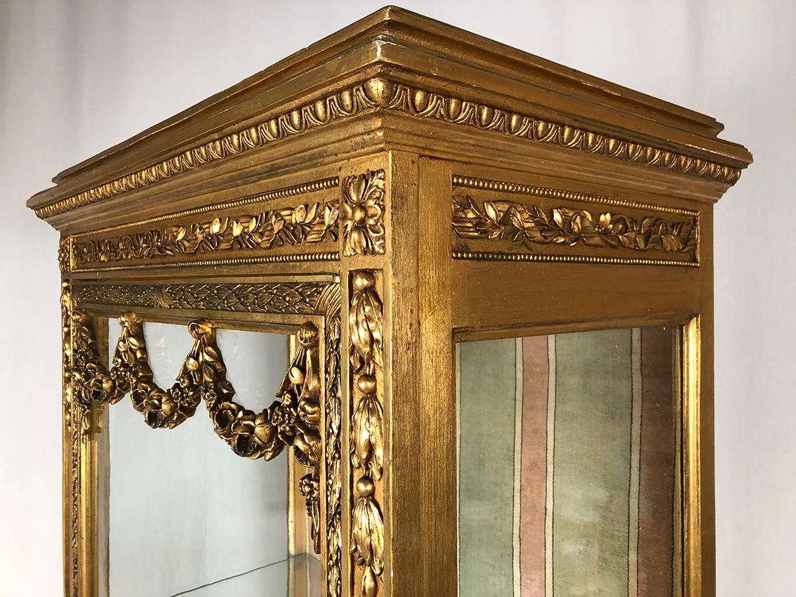 Vitrine de style Louis XVI en bois et stuc doré, vers 1900 en vente 4