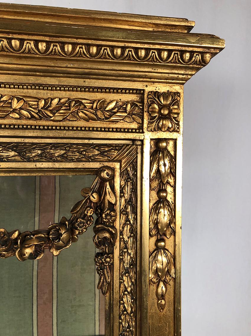 Français Vitrine de style Louis XVI en bois et stuc doré, vers 1900 en vente