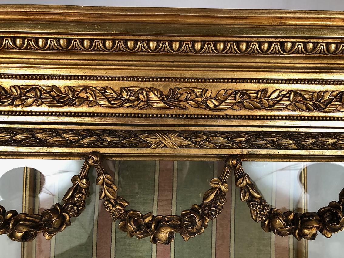 Doré Vitrine de style Louis XVI en bois et stuc doré, vers 1900 en vente