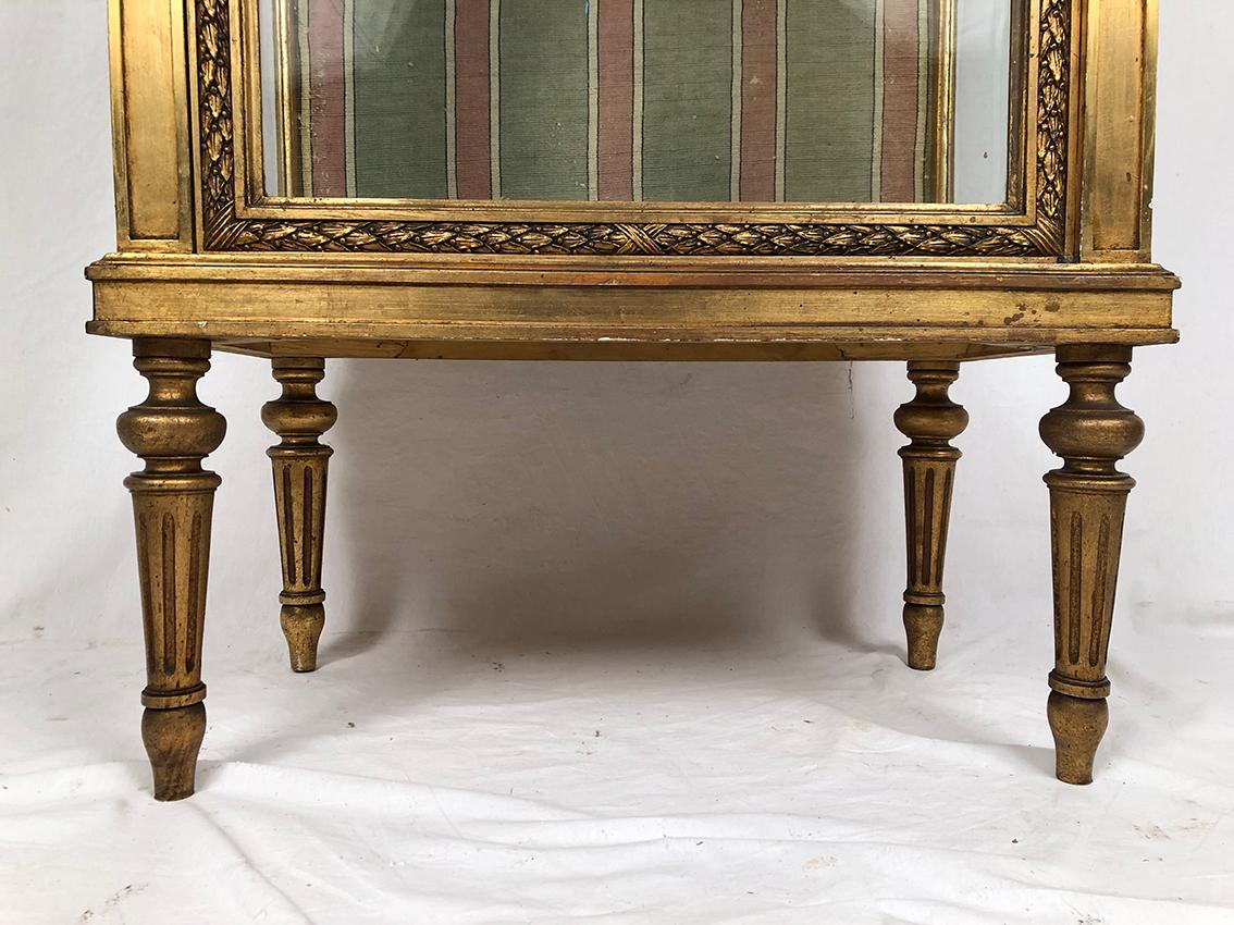 20ième siècle Vitrine de style Louis XVI en bois et stuc doré, vers 1900 en vente