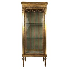 Vitrine de style Louis XVI en bois et stuc doré, vers 1900