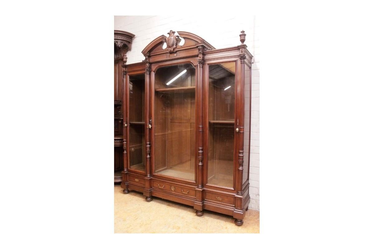 Library site, France, 1880.

Very good condition.

Wood: Walnut

Dimensions: height 270 cm, width 220 cm, depth 60 cm.