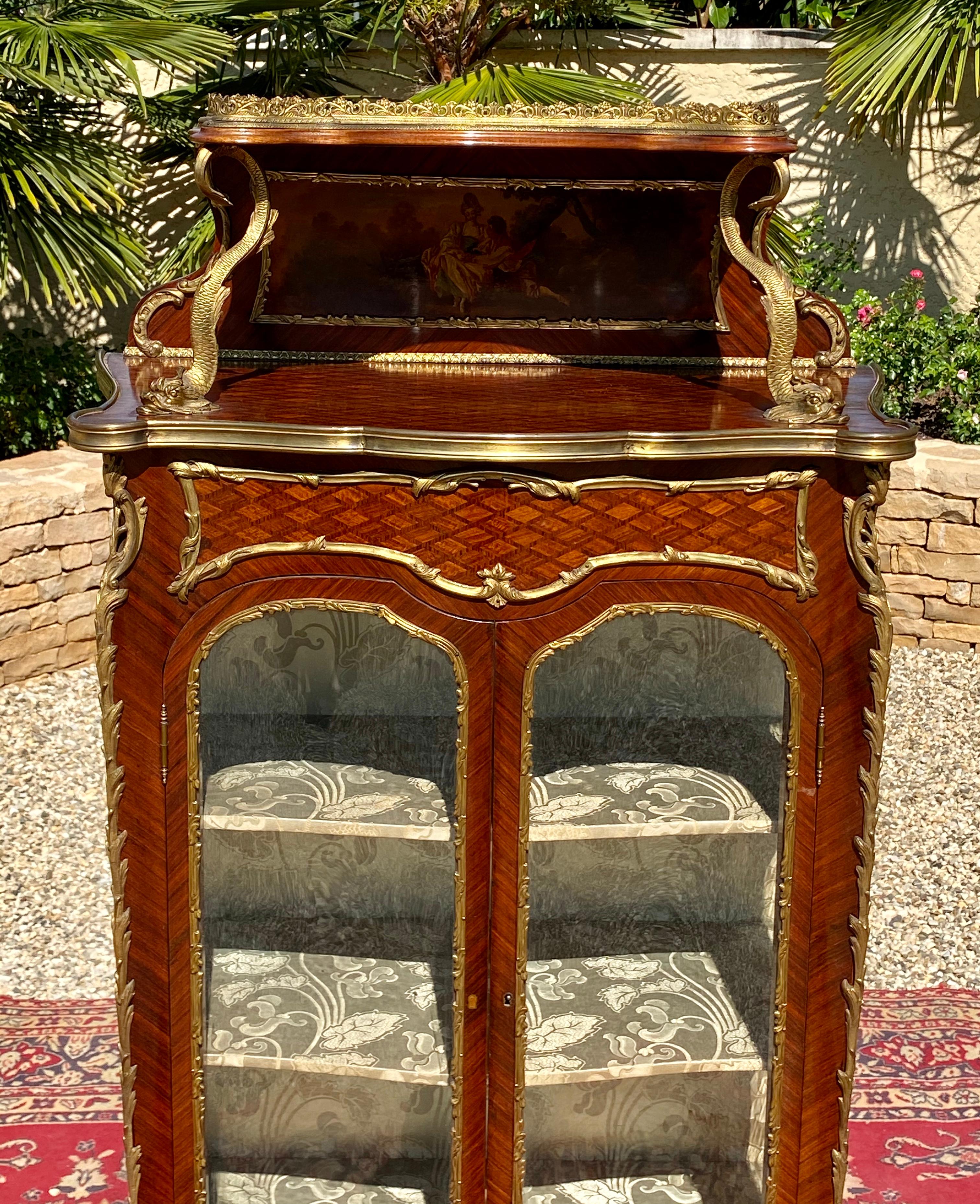 Meravigliosa vitrina in intarsio e bronzo dorato in stile Luigi XV - Napoleone III. Ci sono due porte con scaffali all'interno. Bronzi a forma di pesce.
Lavoro francese, di ottima qualità e in buone condizioni.
