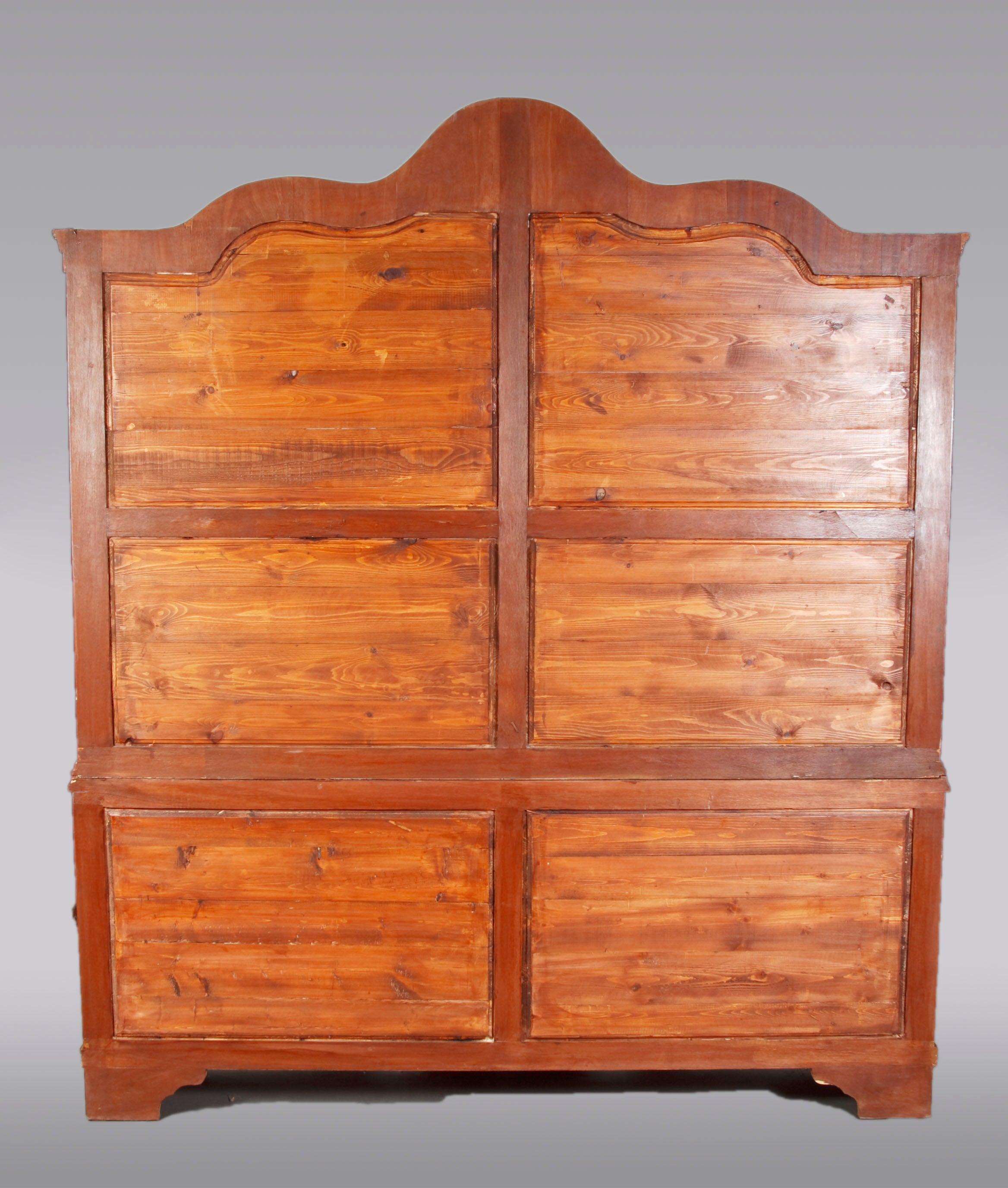 Vitrine with Inlay Made of Mahogany and Maple in the Dutch Baroque Style For Sale 4