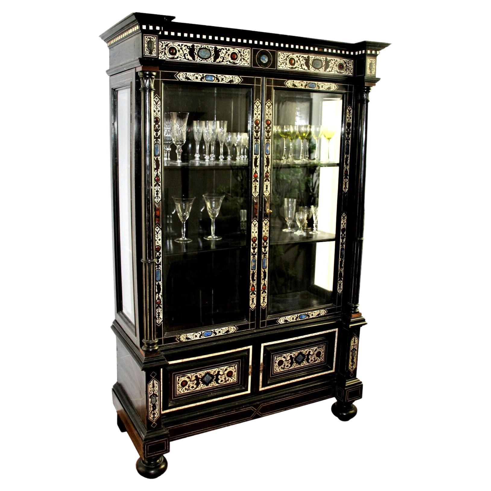 Vitrinenschrank um 1900 mit Intarsien For Sale