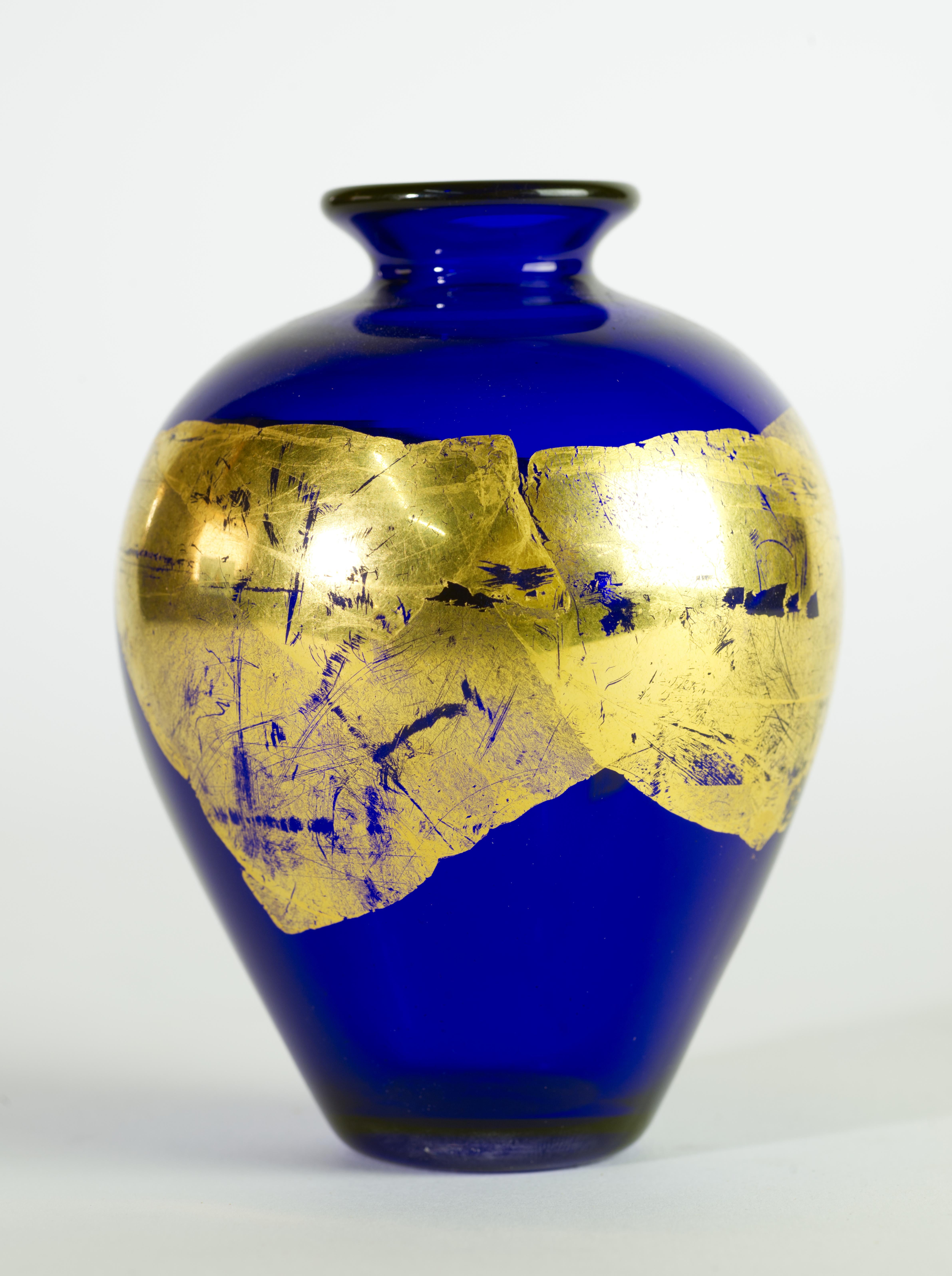  Die skulpturale Vase Organic Modern wurde mit einer dünnen Schicht Goldfolie mundgeblasen, die über kobaltblauem Glas verschmolzen wurde. Das abstrakte, grafische Muster wirbelt um die Kurven der Vase; die gesamte Struktur ist von einer dünnen