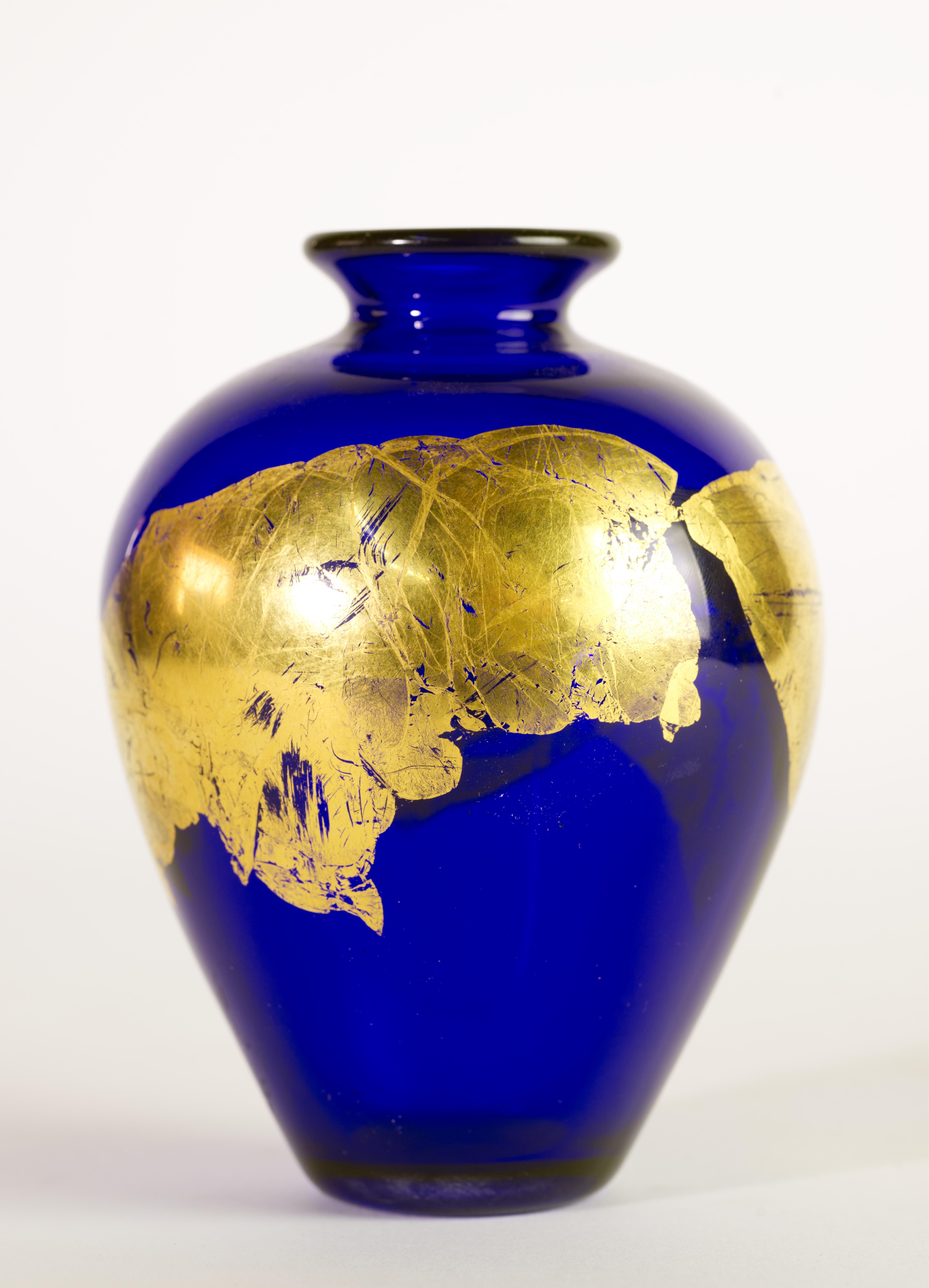 Kobalt- und goldene Knospenvase aus Vitrix Hot Glass Studio, NY Art Glass (Organische Moderne) im Angebot