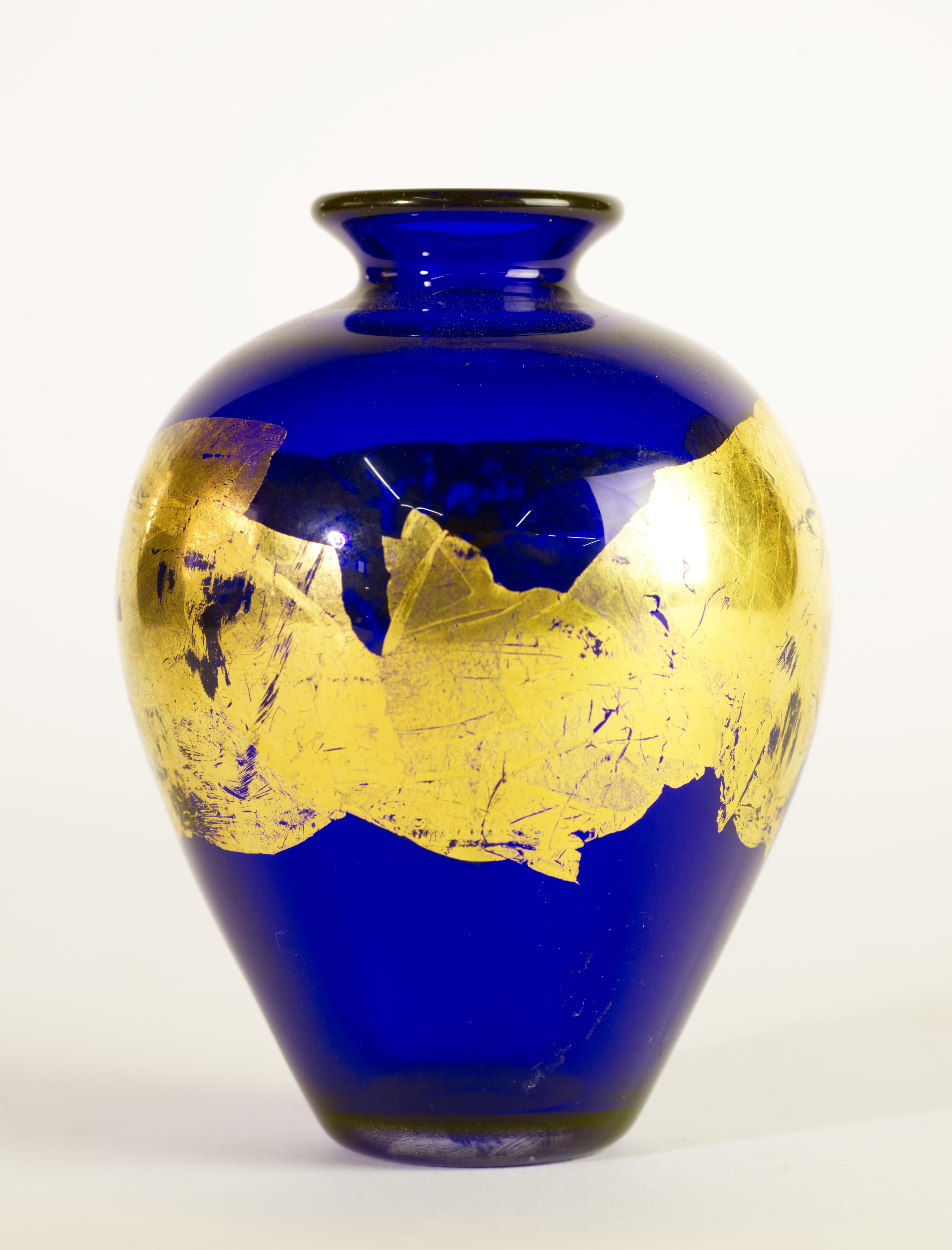 Kobalt- und goldene Knospenvase aus Vitrix Hot Glass Studio, NY Art Glass (amerikanisch) im Angebot