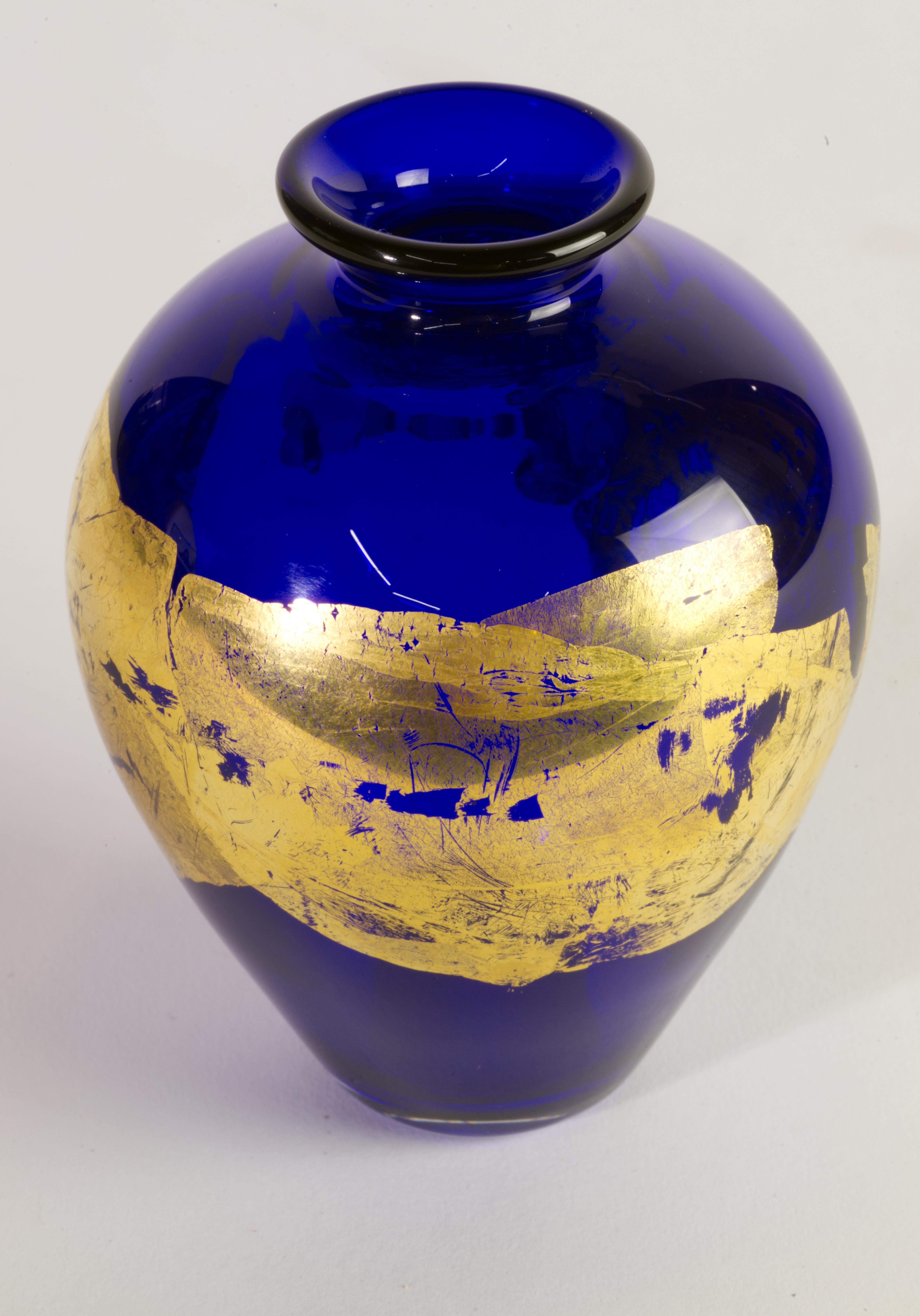 Kobalt- und goldene Knospenvase aus Vitrix Hot Glass Studio, NY Art Glass (20. Jahrhundert) im Angebot