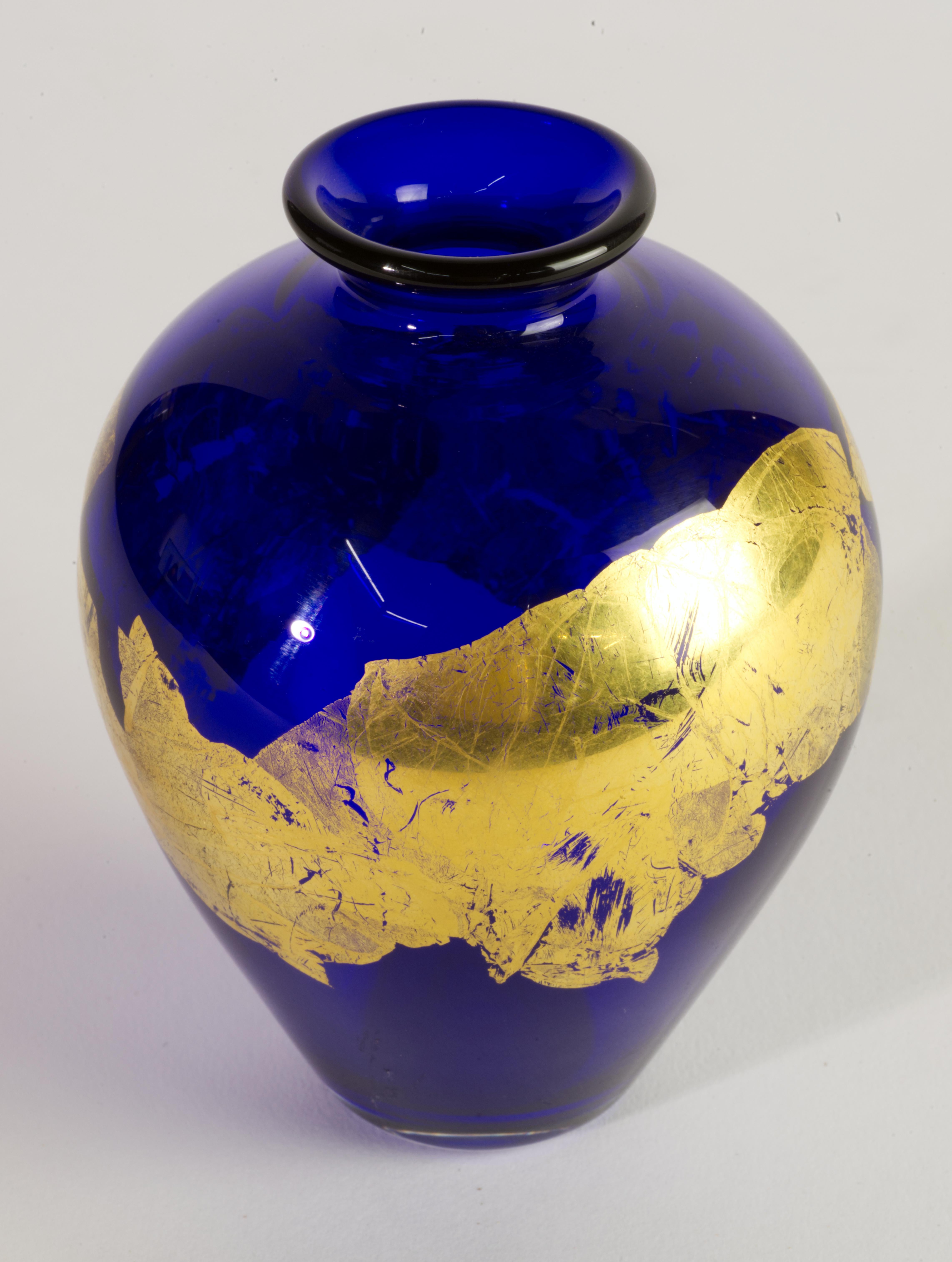 Kobalt- und goldene Knospenvase aus Vitrix Hot Glass Studio, NY Art Glass (Glaskunst) im Angebot