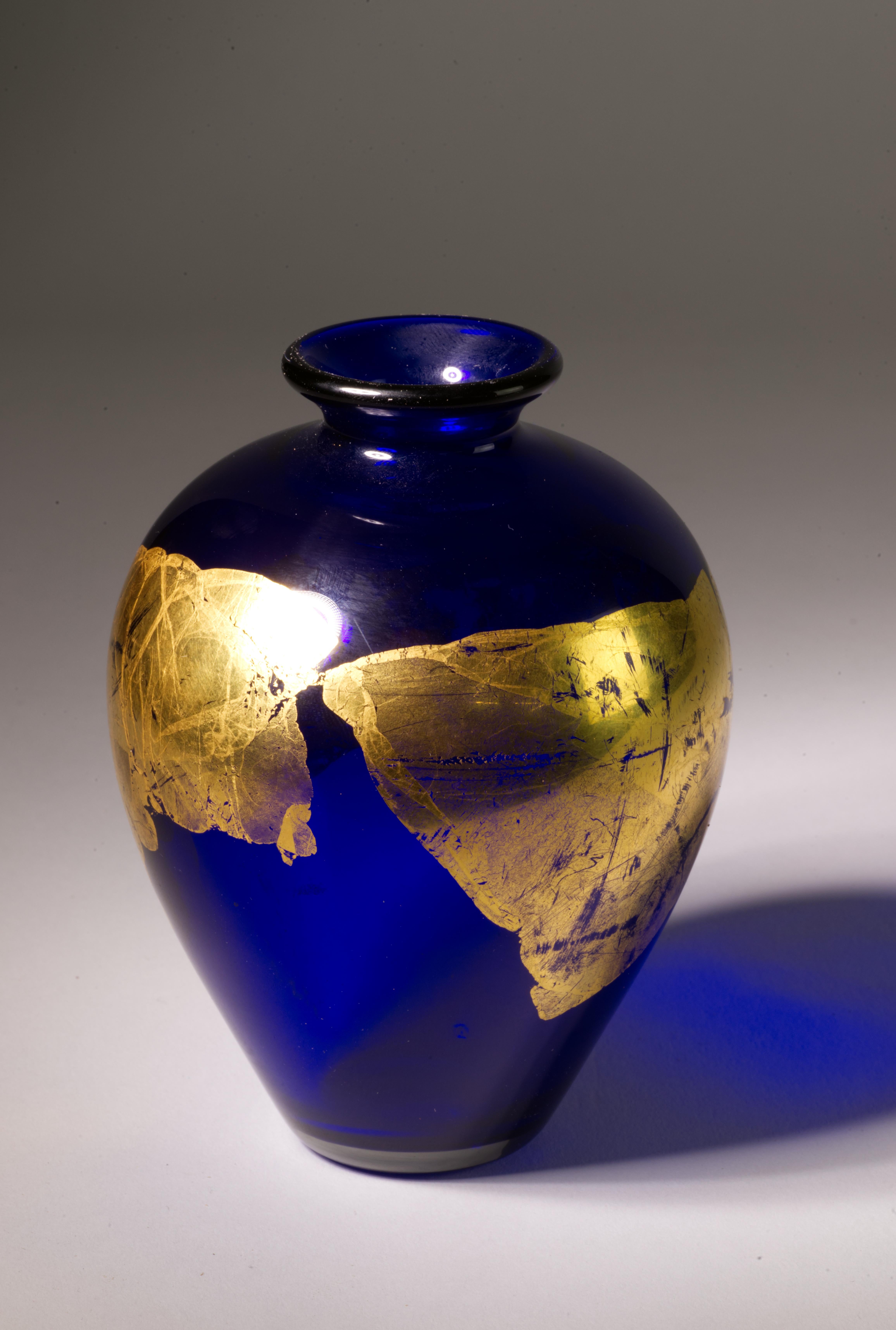 Kobalt- und goldene Knospenvase aus Vitrix Hot Glass Studio, NY Art Glass im Angebot 1