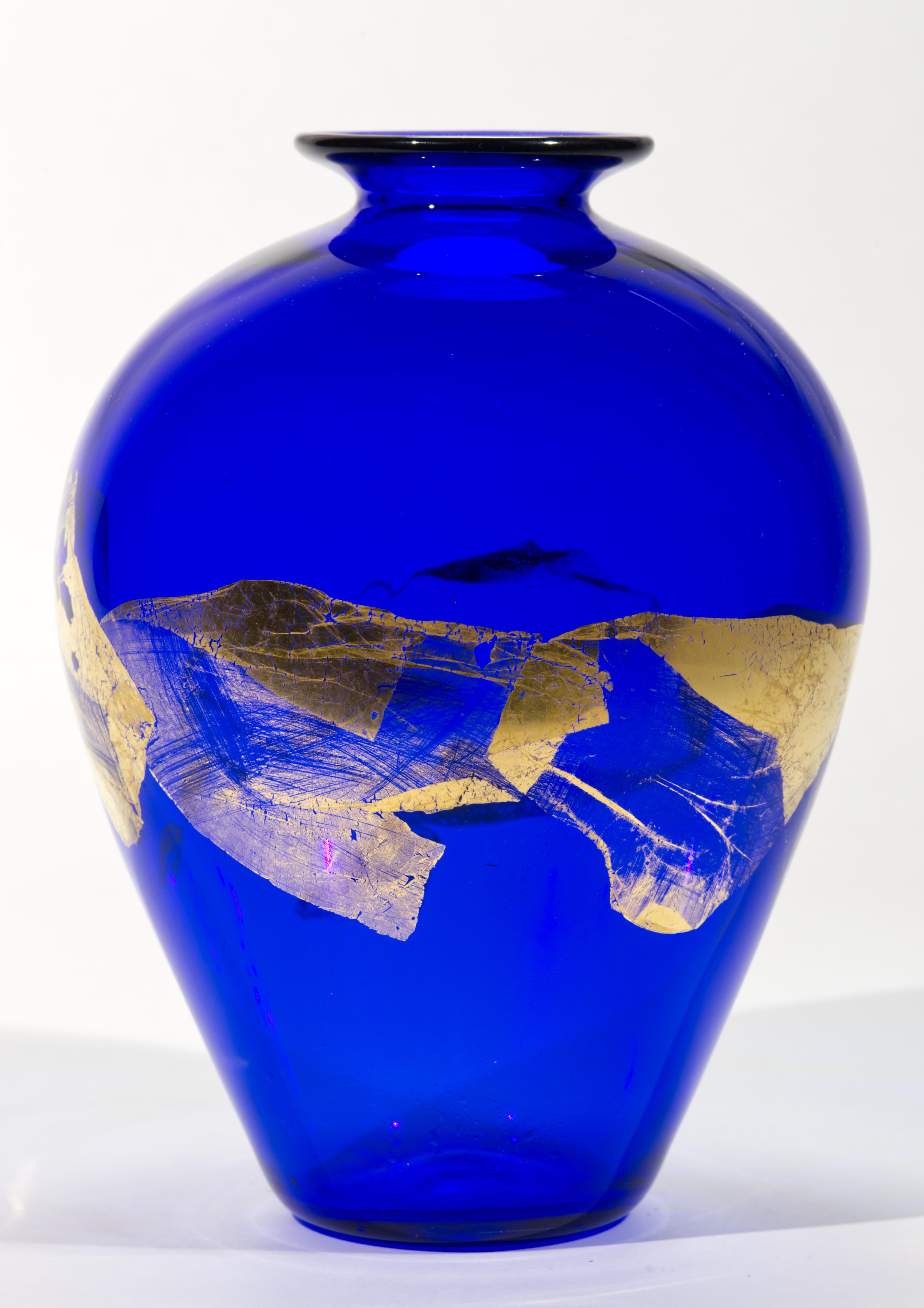 Hand-Crafted Vitrix Hot Glass Studio Cobalt Blue and Gold Vase, New York Art Glass For Sale