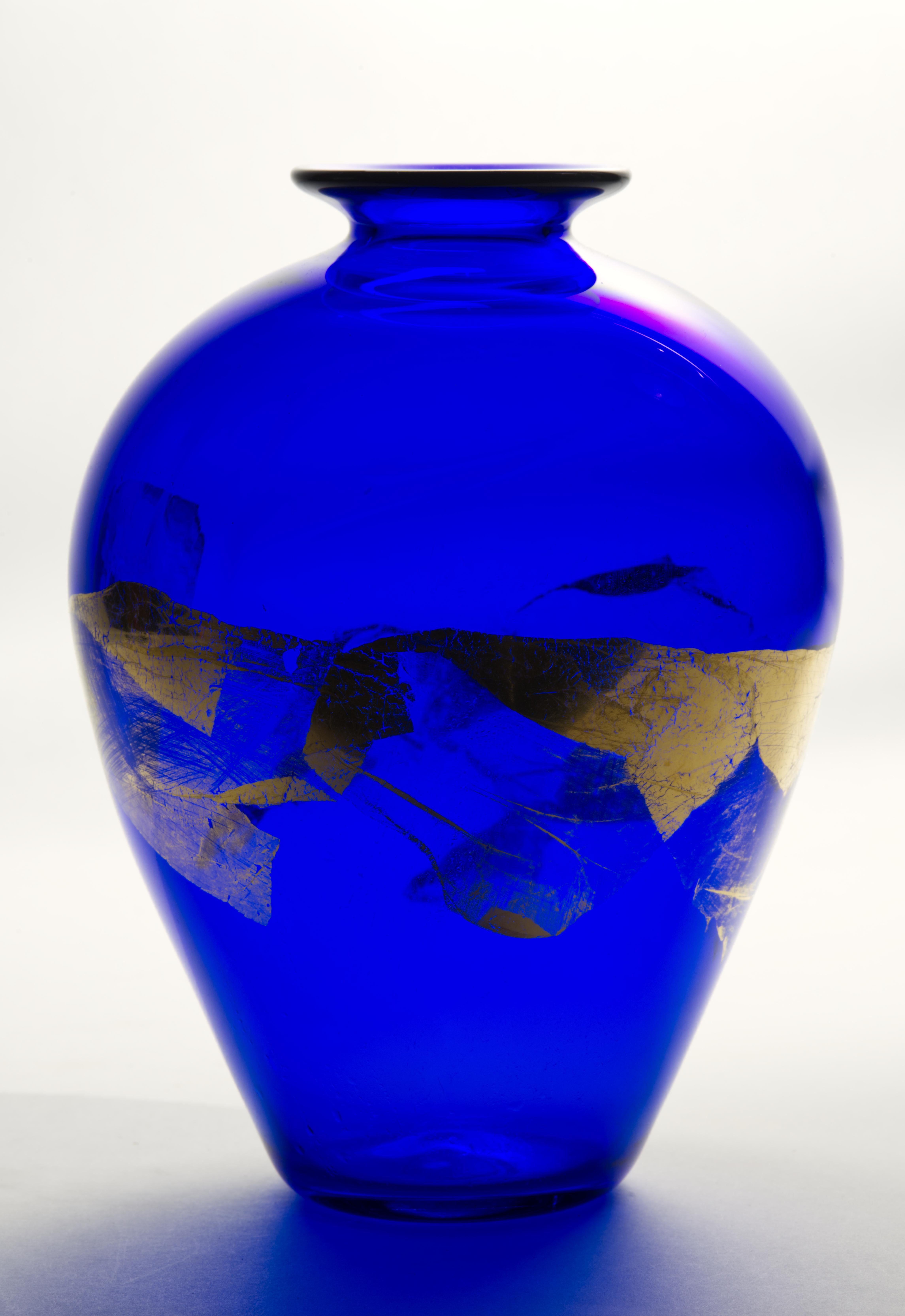 Vitrix Hot Glass Studio Cobalt Blue and Gold Vase, New York Art Glass For Sale 1