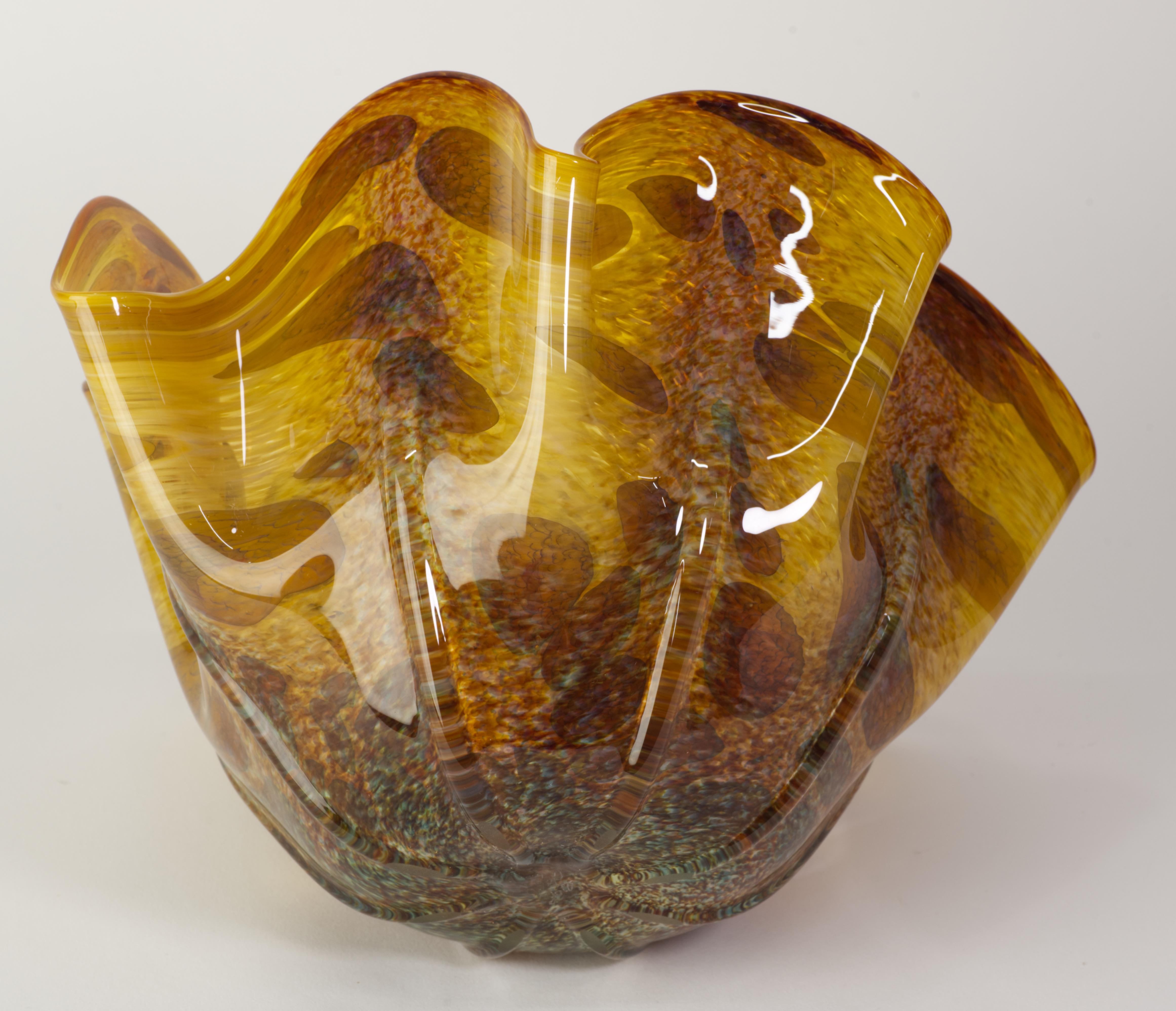 Vitrix Hot Glass Studio Cuenco ámbar con borde doblado orgánico, NY Art Glass en venta 3
