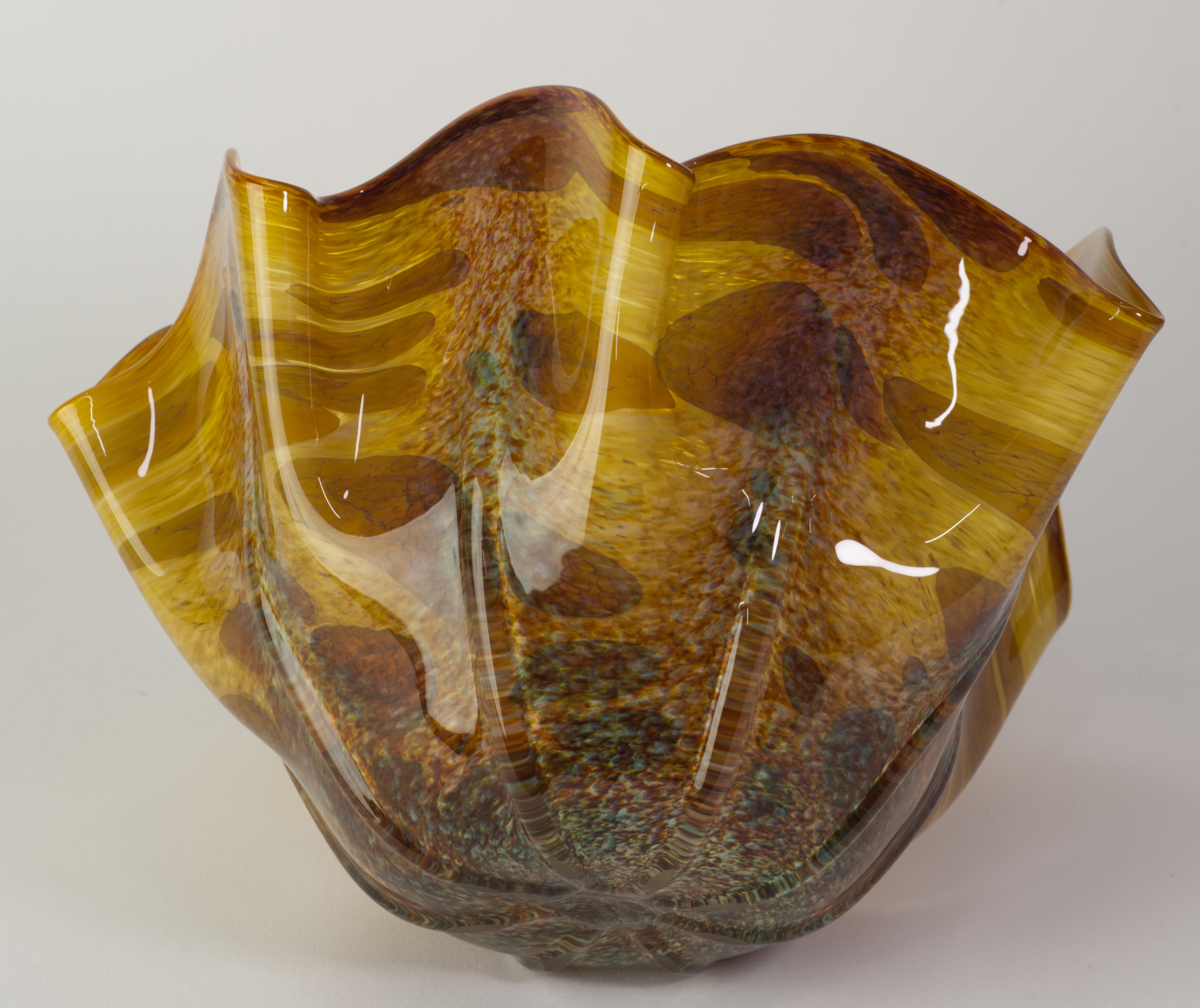 Vitrix Hot Glass Studio Organische Bernsteinschale mit gefalteter Kante, NY Art Glass im Angebot 5