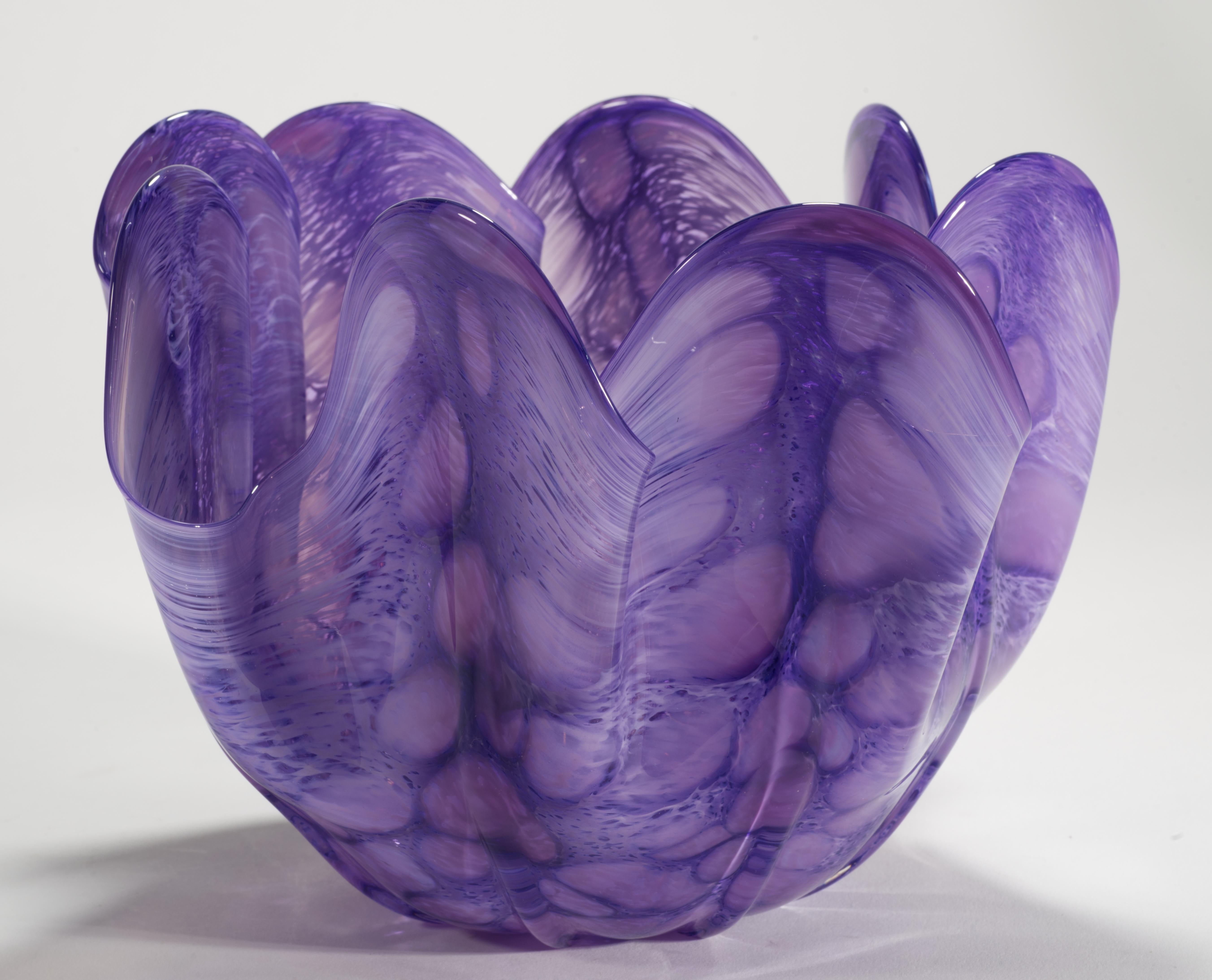 La sorprendente ciotola Organic Modern nei toni del viola è stata soffiata a mano con un bordo fluido e ripiegato. Le inclusioni in vetro color ametista e lavanda, simili a gioielli, sono state inserite in un motivo grafico astratto su un morbido