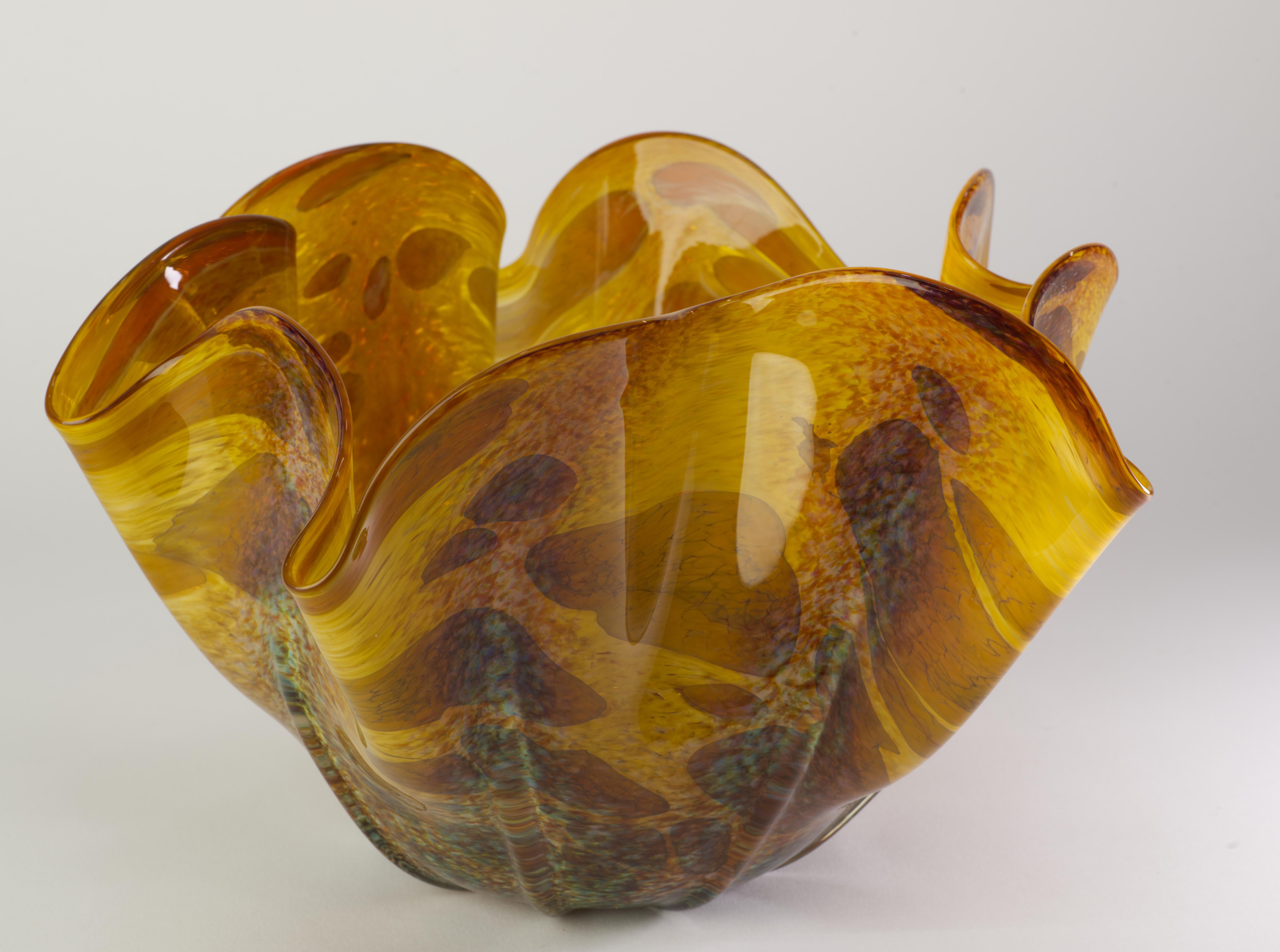 Vitrix Hot Glass Studio Organische Bernsteinschale mit gefalteter Kante, NY Art Glass (Organische Moderne) im Angebot