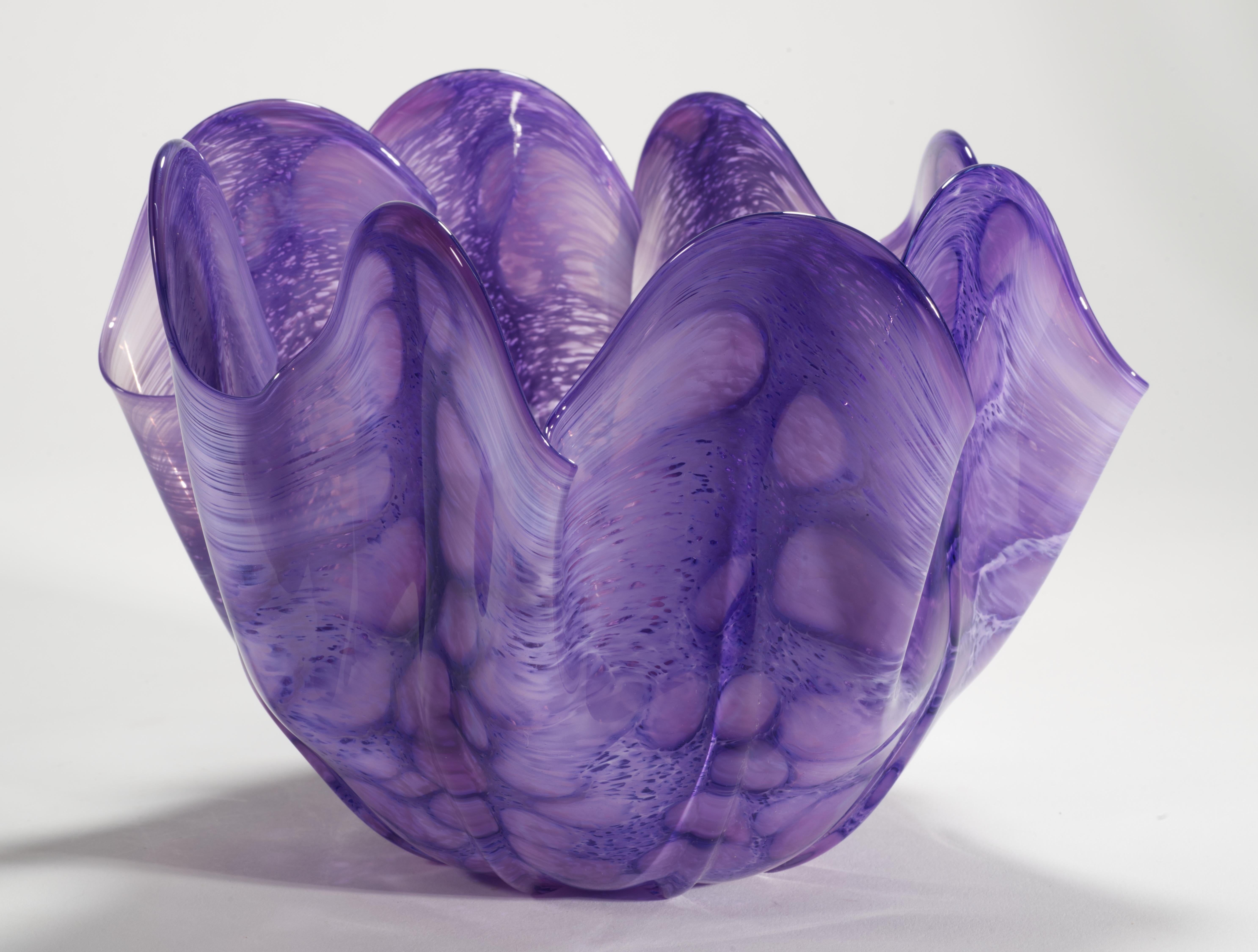 Organico moderno Vitrix Hot Glass Studio Ciotola organica con bordo Foldes viola, NY Art Glass in vendita