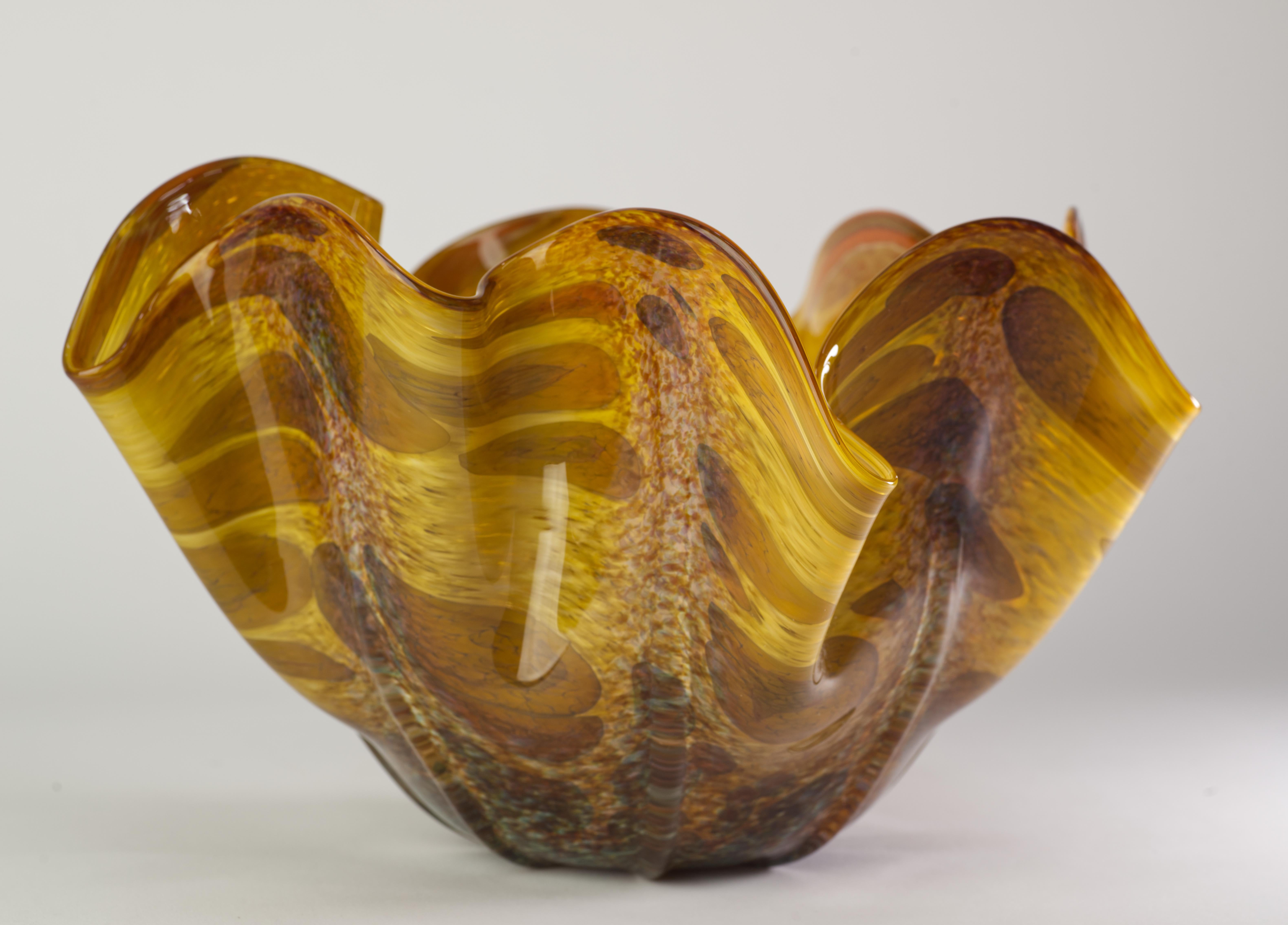 Vitrix Hot Glass Studio Organische Bernsteinschale mit gefalteter Kante, NY Art Glass (amerikanisch) im Angebot