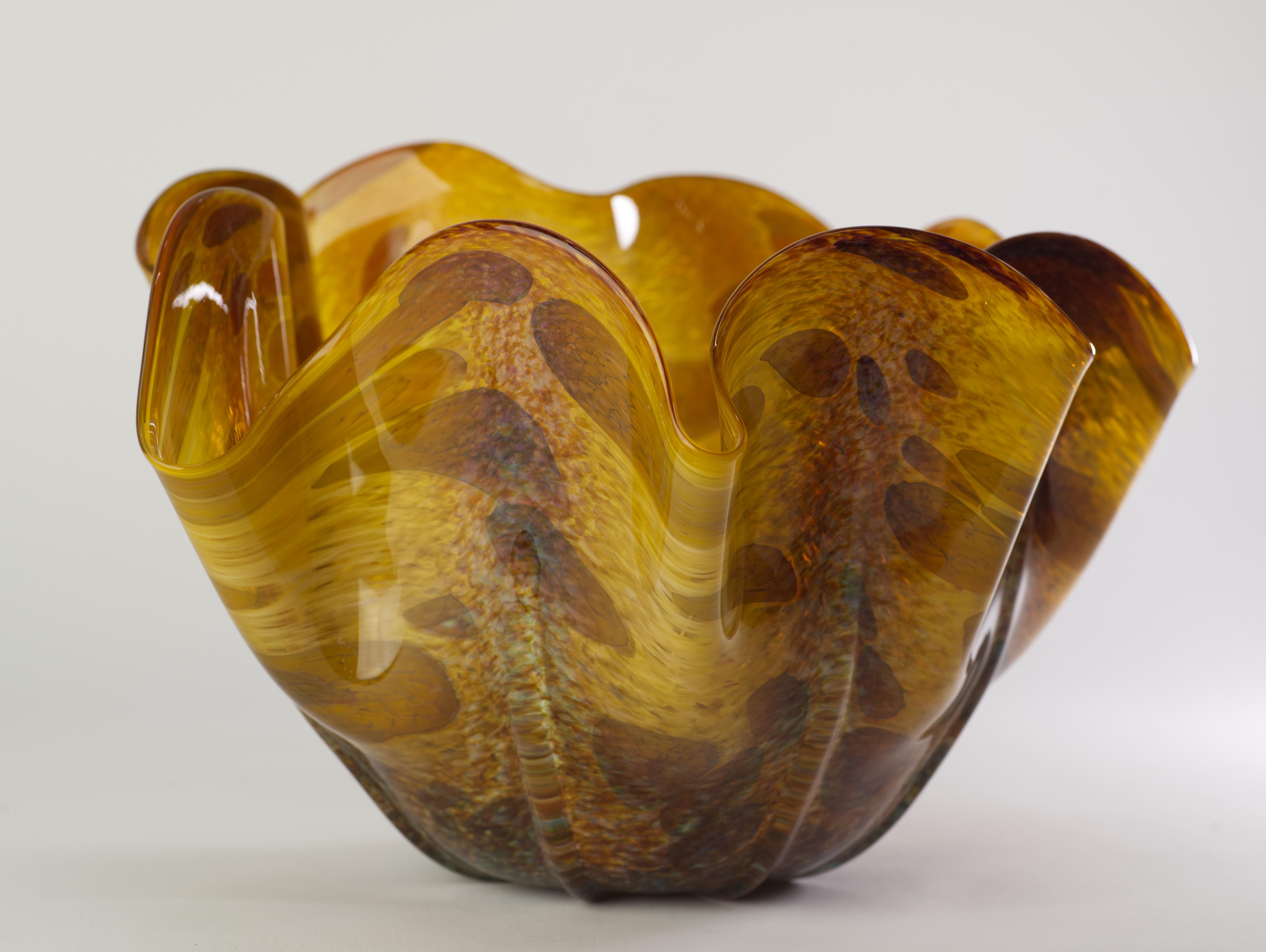 Vitrix Hot Glass Studio Organische Bernsteinschale mit gefalteter Kante, NY Art Glass (Handgefertigt) im Angebot