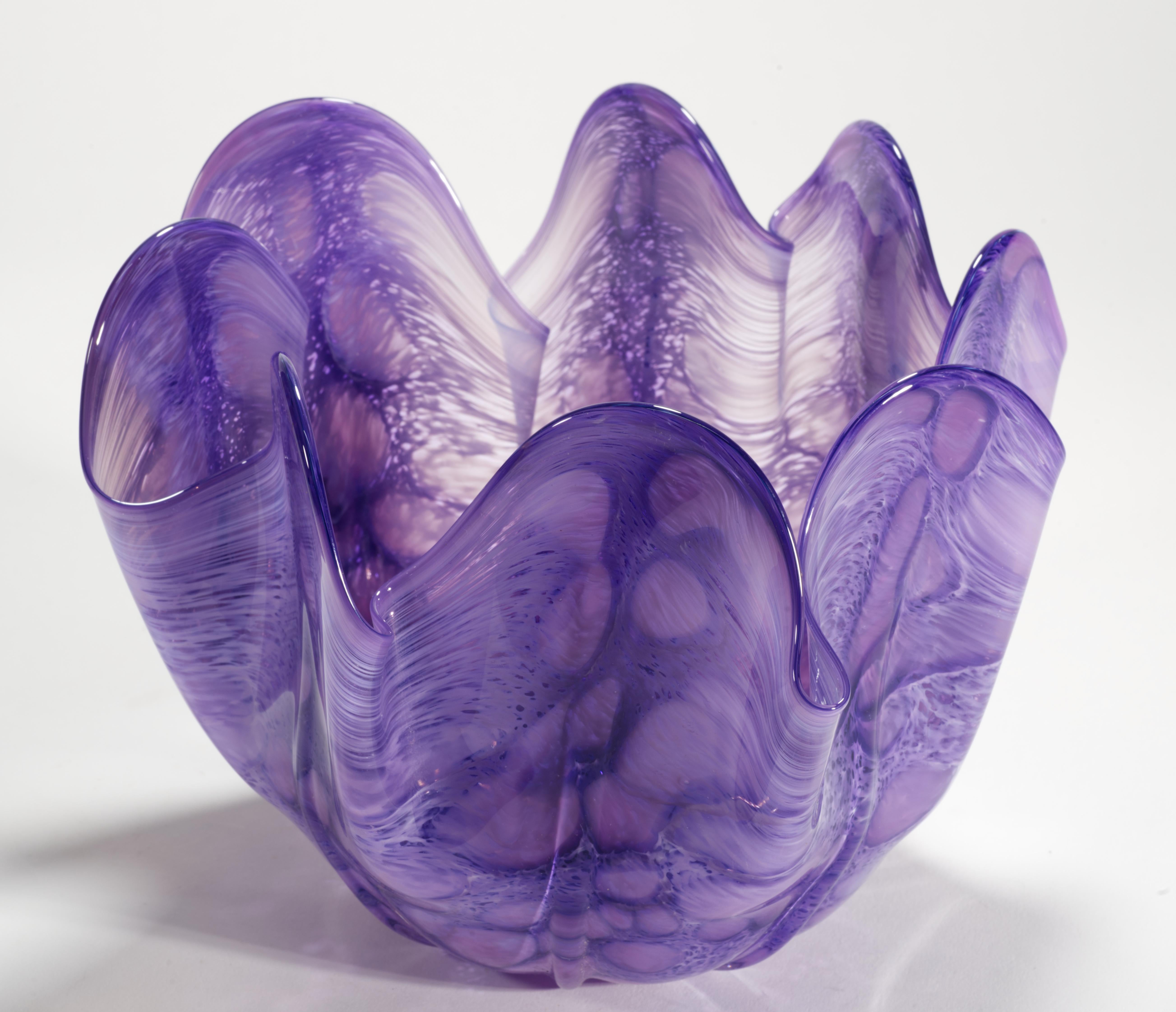 Fatto a mano Vitrix Hot Glass Studio Ciotola organica con bordo Foldes viola, NY Art Glass in vendita
