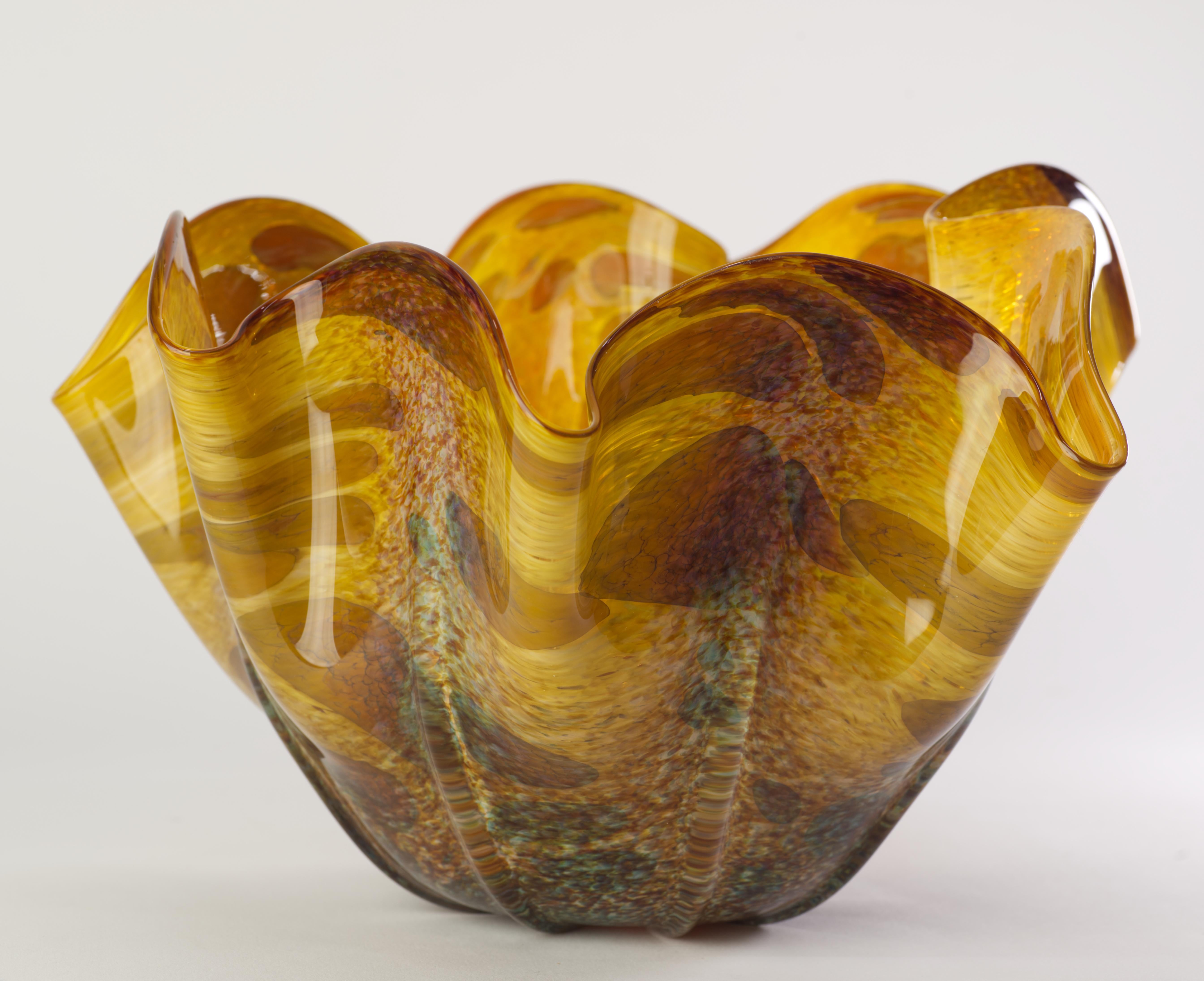 Vitrix Hot Glass Studio Organische Bernsteinschale mit gefalteter Kante, NY Art Glass (21. Jahrhundert und zeitgenössisch) im Angebot