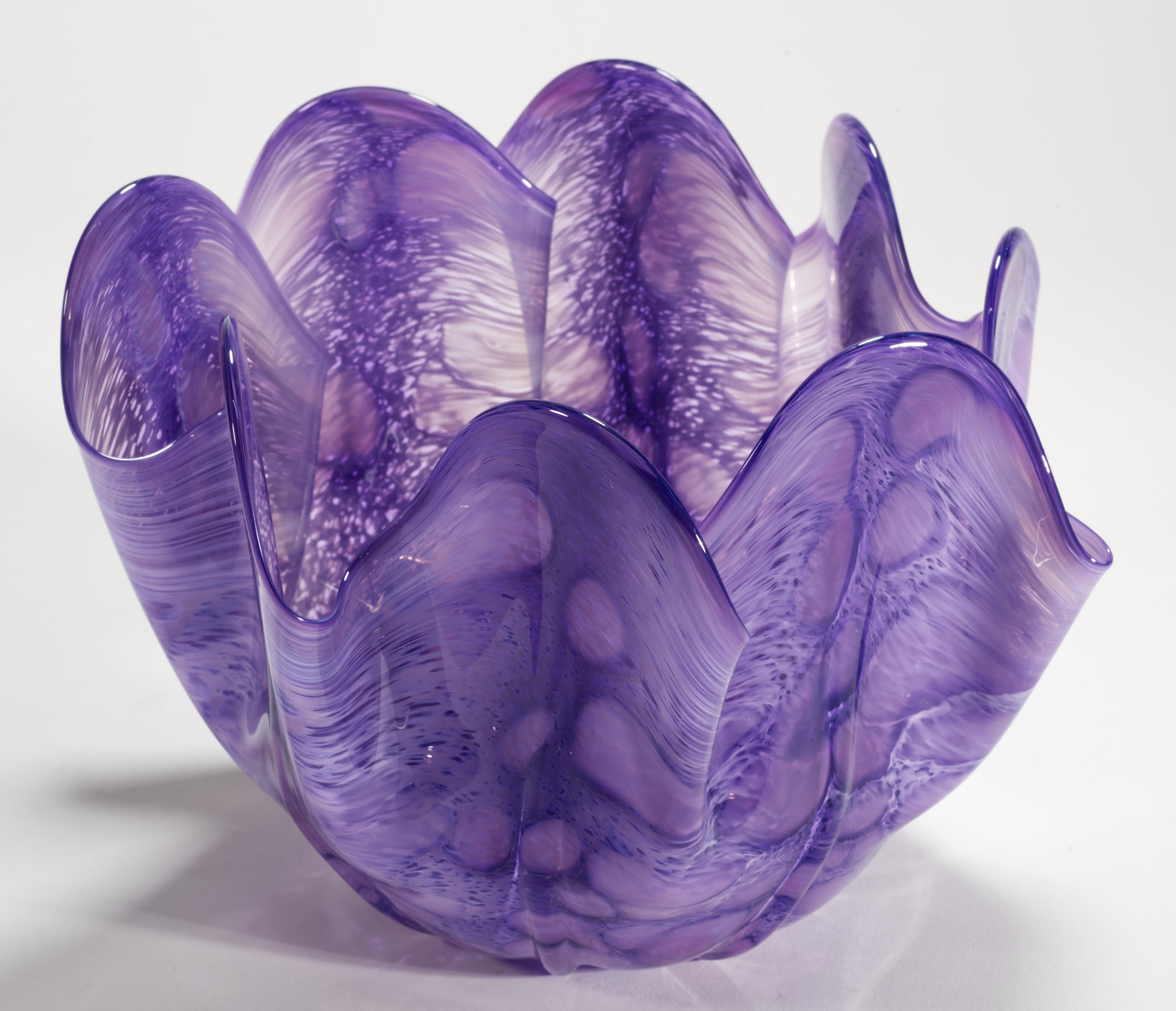 XXI secolo e contemporaneo Vitrix Hot Glass Studio Ciotola organica con bordo Foldes viola, NY Art Glass in vendita
