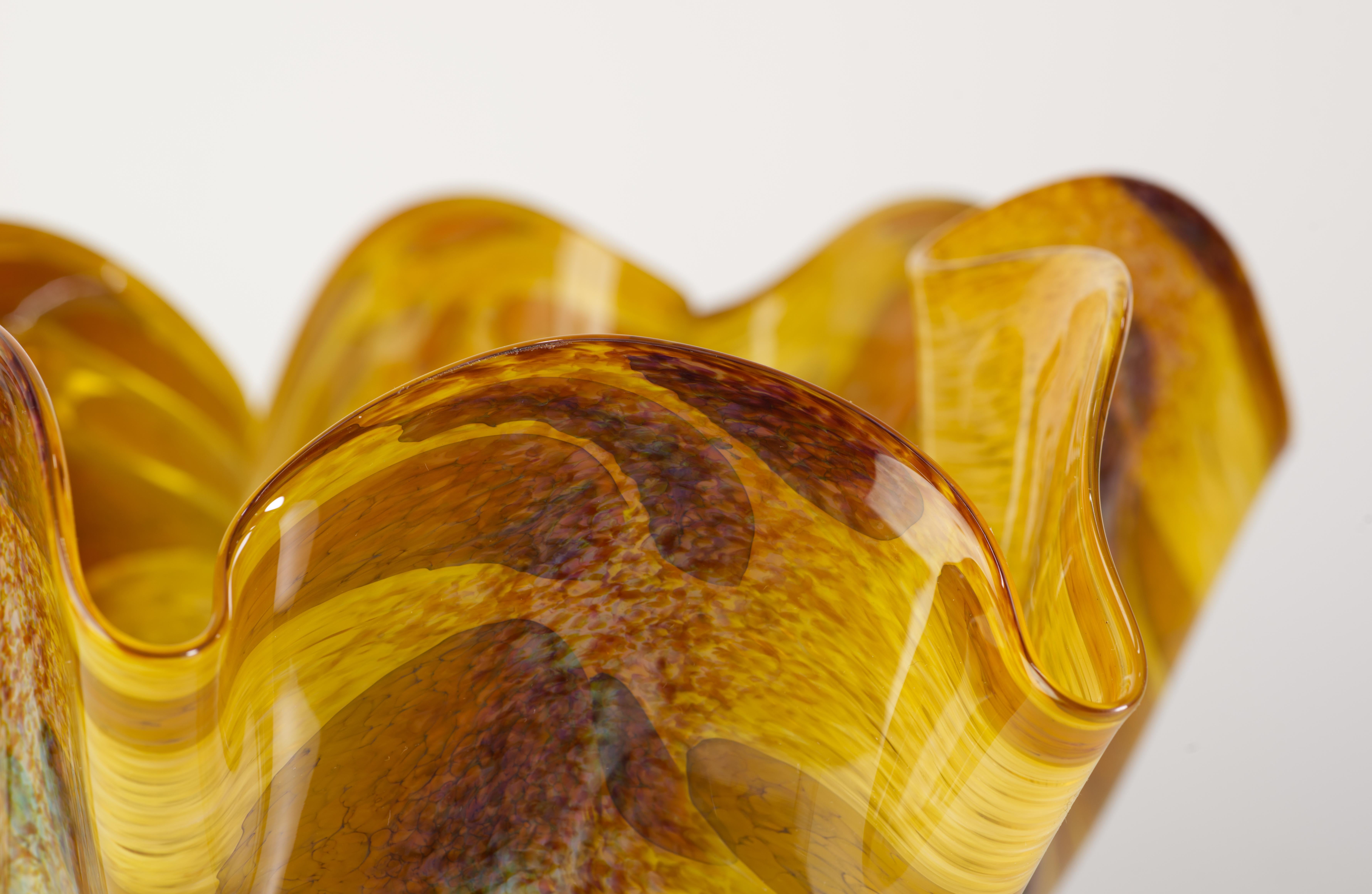 Vitrix Hot Glass Studio Organische Bernsteinschale mit gefalteter Kante, NY Art Glass im Angebot 1