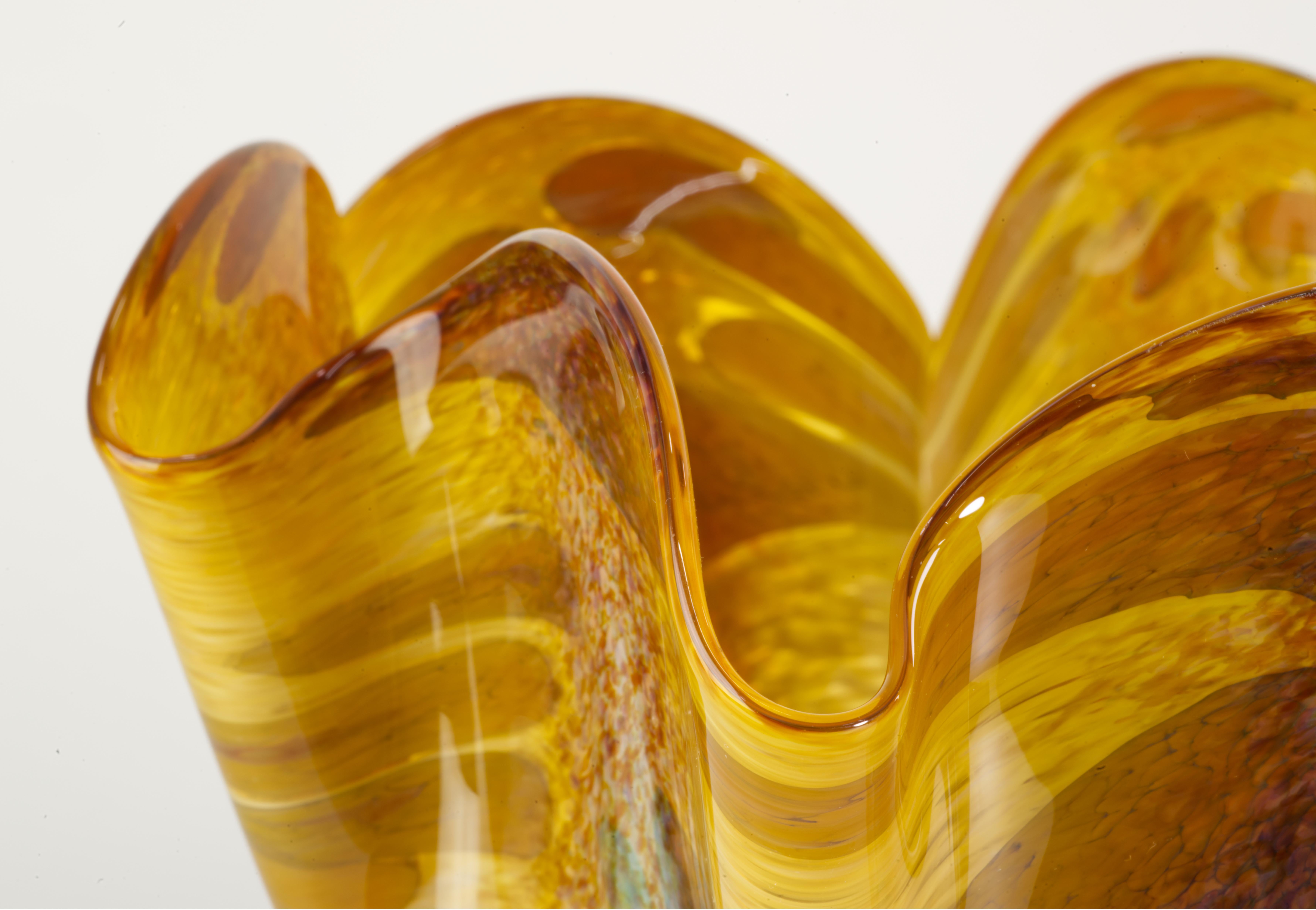 Vitrix Hot Glass Studio Organische Bernsteinschale mit gefalteter Kante, NY Art Glass im Angebot 2
