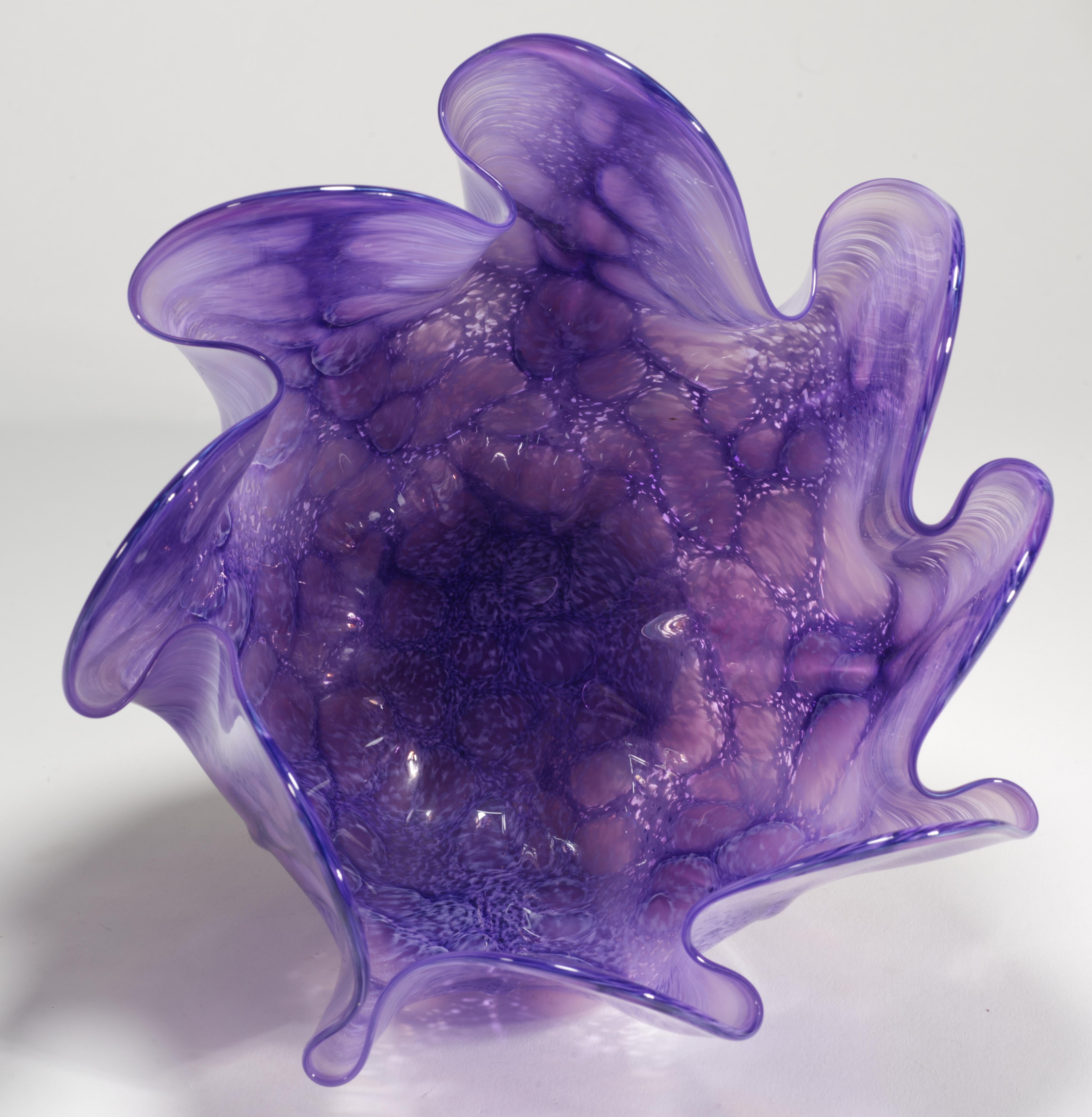 Vitrix Hot Glass Studio Ciotola organica con bordo Foldes viola, NY Art Glass in vendita 1