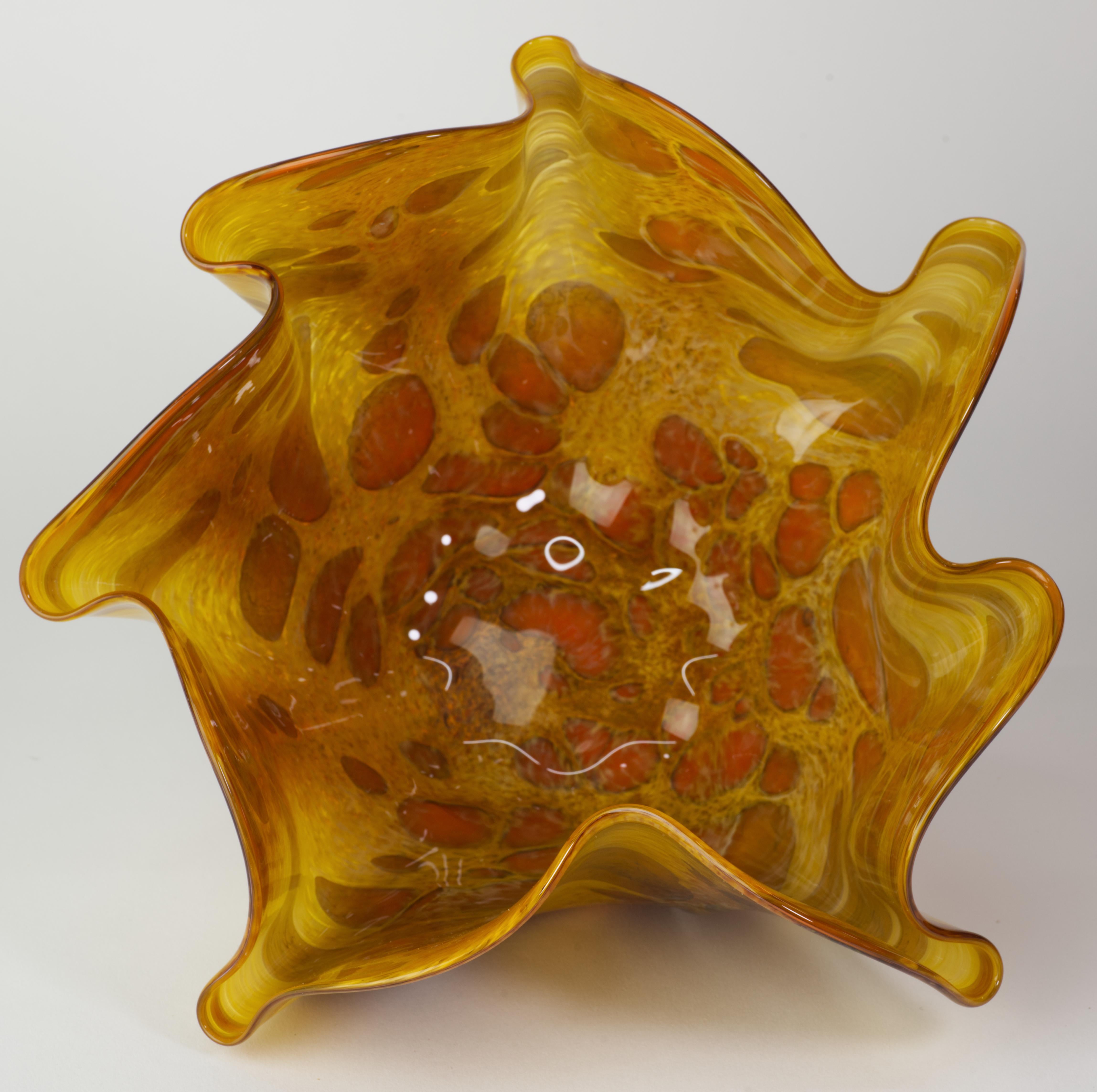 Vitrix Hot Glass Studio Organische Bernsteinschale mit gefalteter Kante, NY Art Glass im Angebot 3