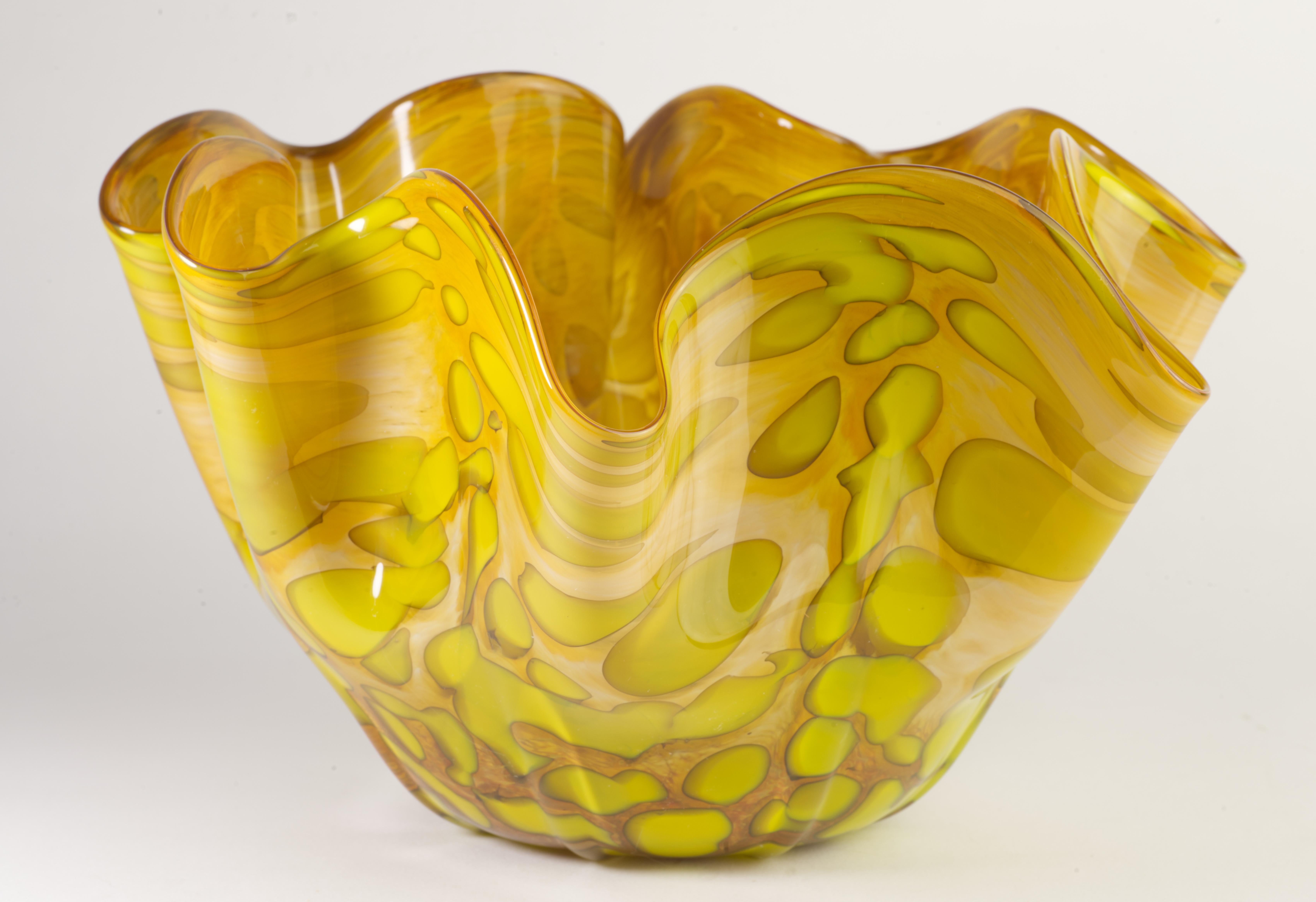Organische Schale aus Vitrix Hot Glass Studio-Kunstglas mit gefalteter Kante, New Yorker Kunstglas (Organische Moderne) im Angebot
