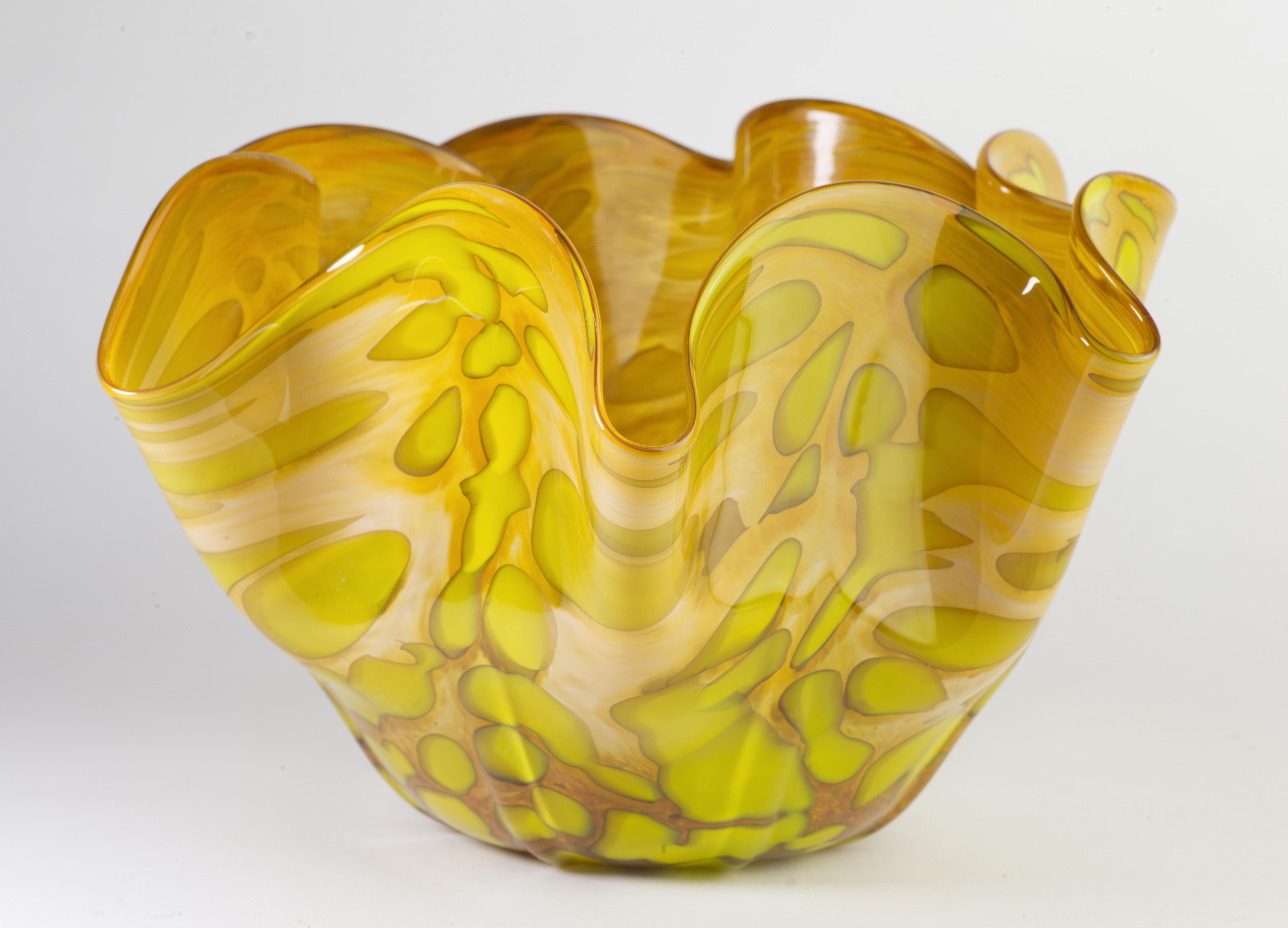 Organische Schale aus Vitrix Hot Glass Studio-Kunstglas mit gefalteter Kante, New Yorker Kunstglas (amerikanisch) im Angebot