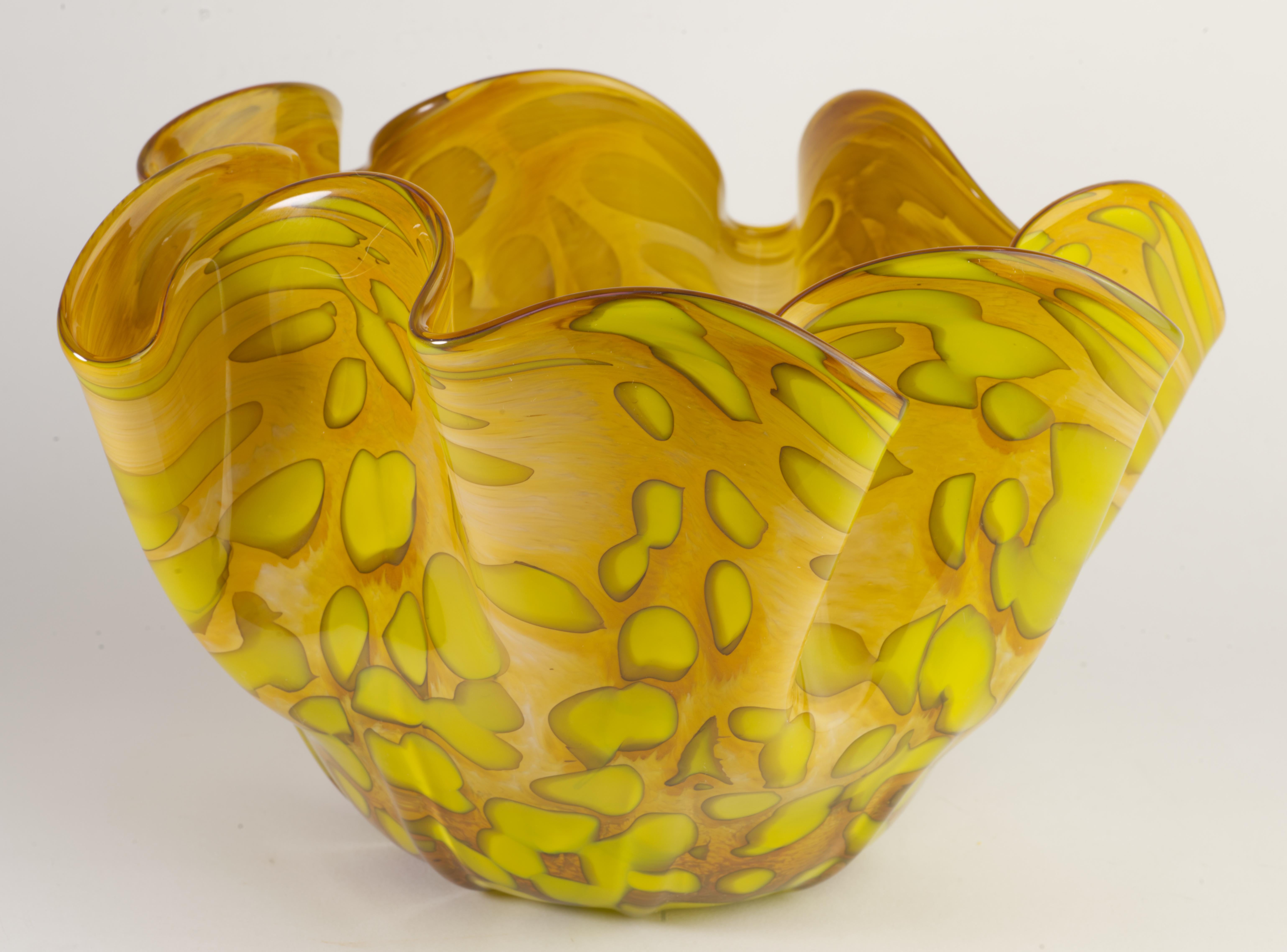 Organische Schale aus Vitrix Hot Glass Studio-Kunstglas mit gefalteter Kante, New Yorker Kunstglas (Handgefertigt) im Angebot