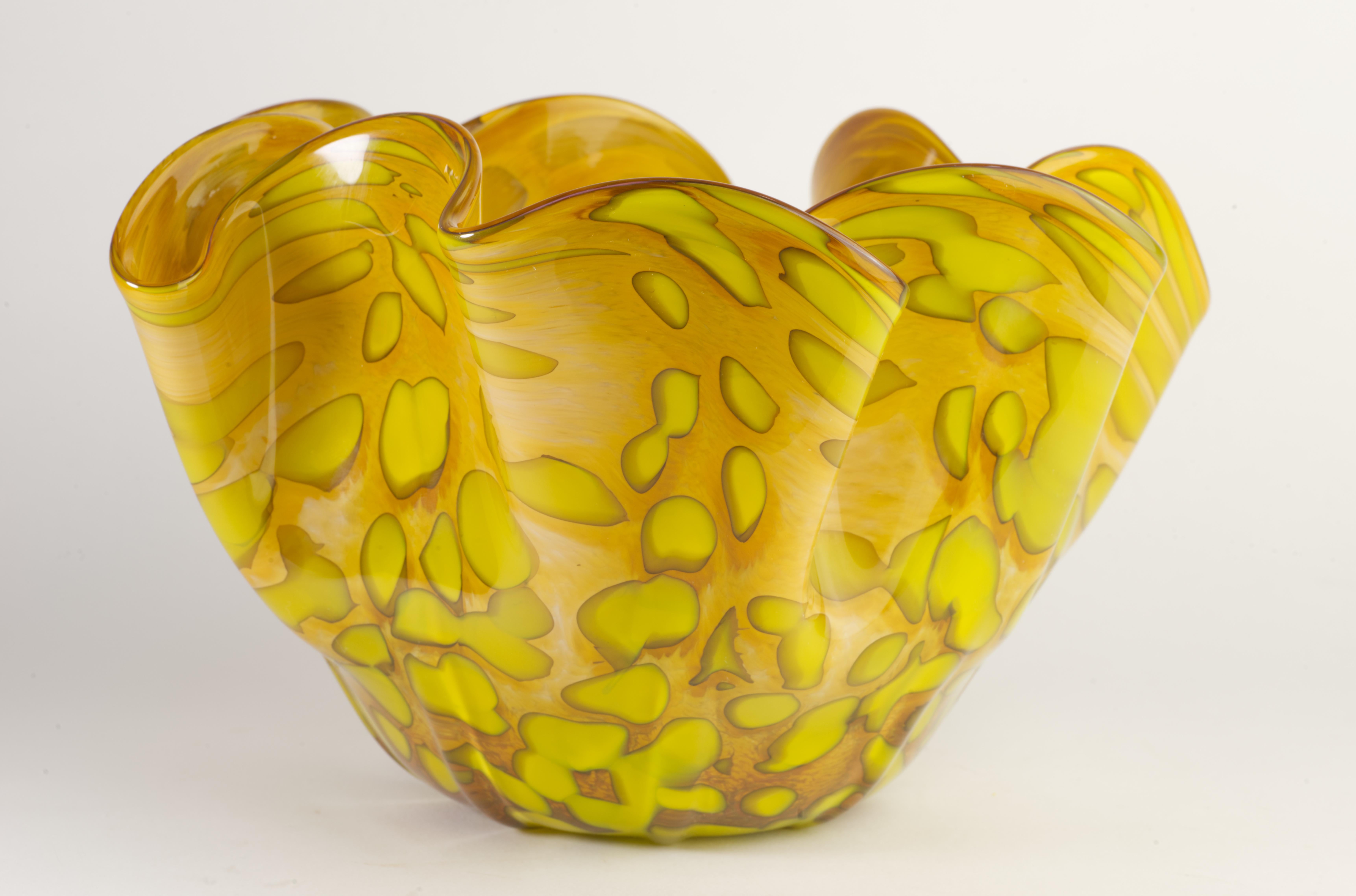 Organische Schale aus Vitrix Hot Glass Studio-Kunstglas mit gefalteter Kante, New Yorker Kunstglas im Zustand „Gut“ im Angebot in Clifton Springs, NY